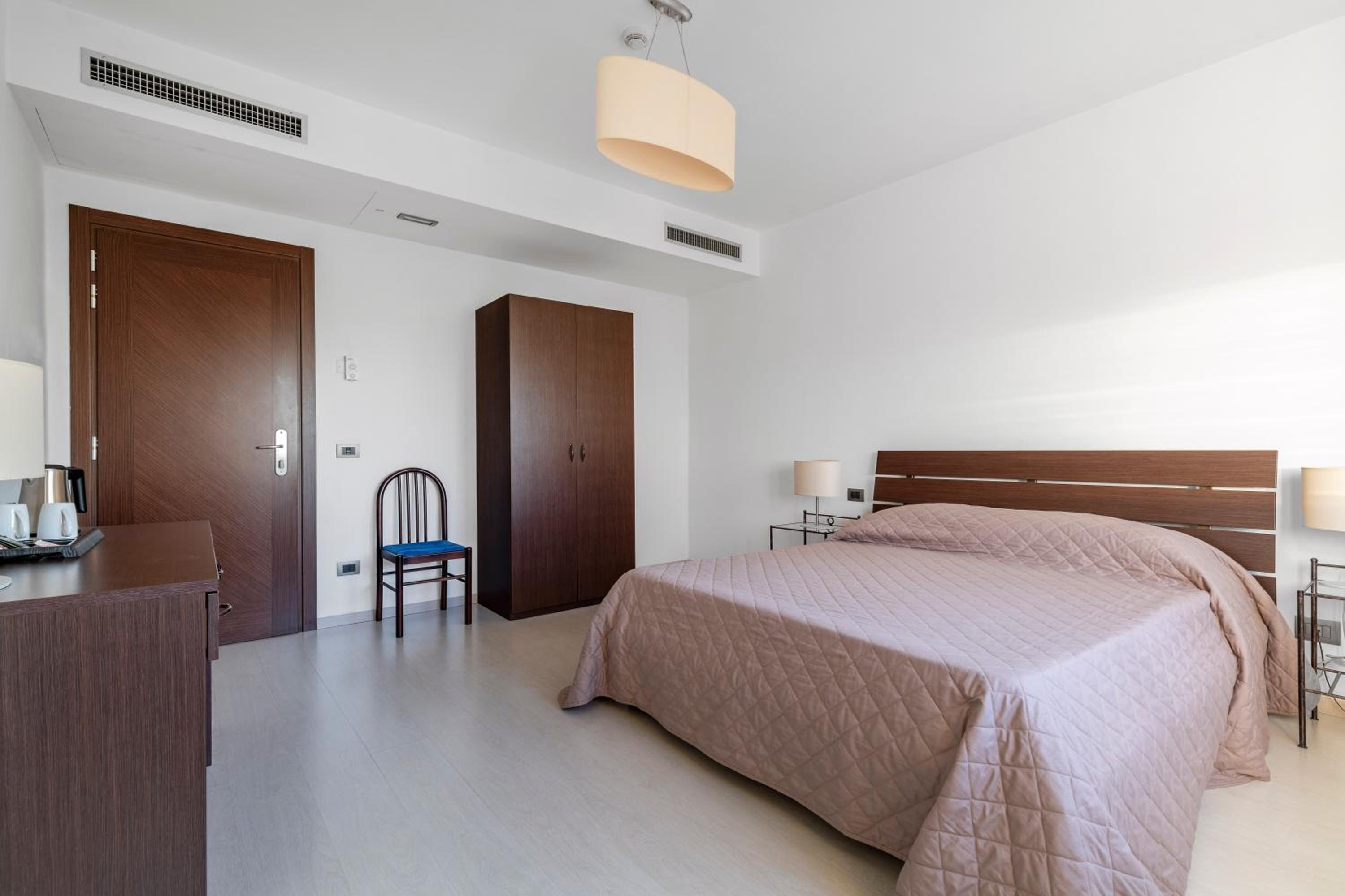 Standard Double or Twin Room - Photo 7