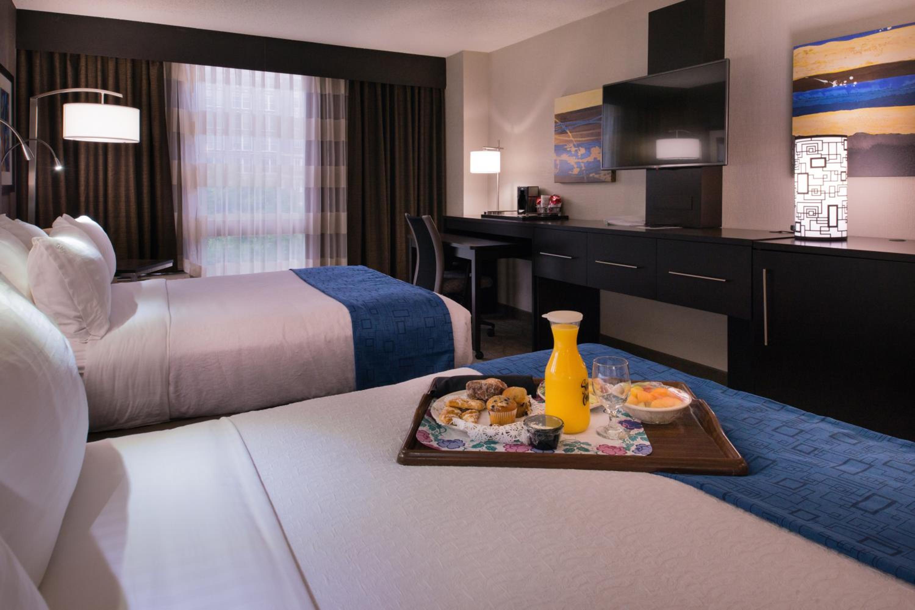 Standard Room With Two Queen Beds - Communications Accessible Tub - Photo 2