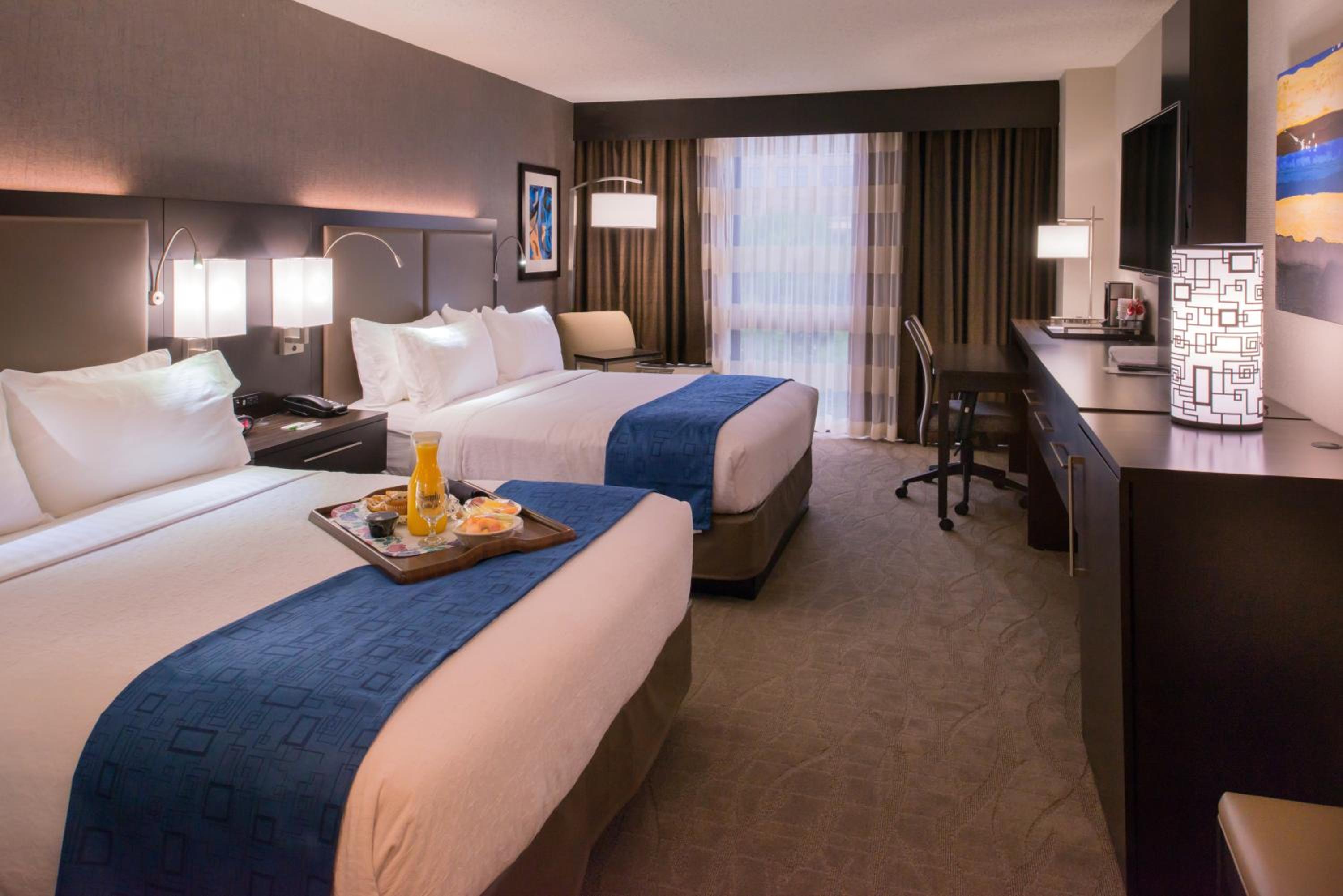 Standard Room With Two Queen Beds - Communications Accessible Tub - Photo 1