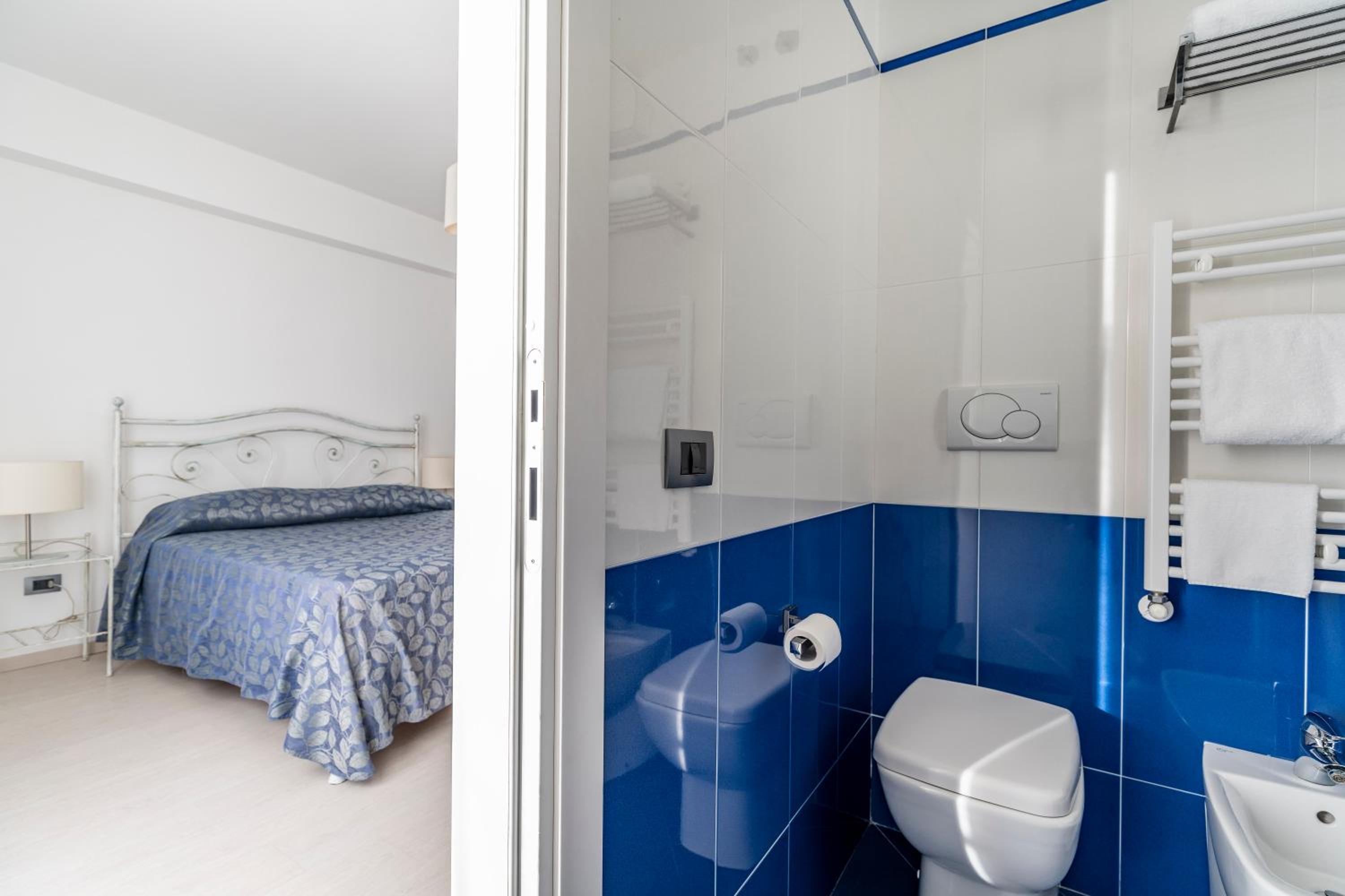 Standard Double or Twin Room - Photo 8