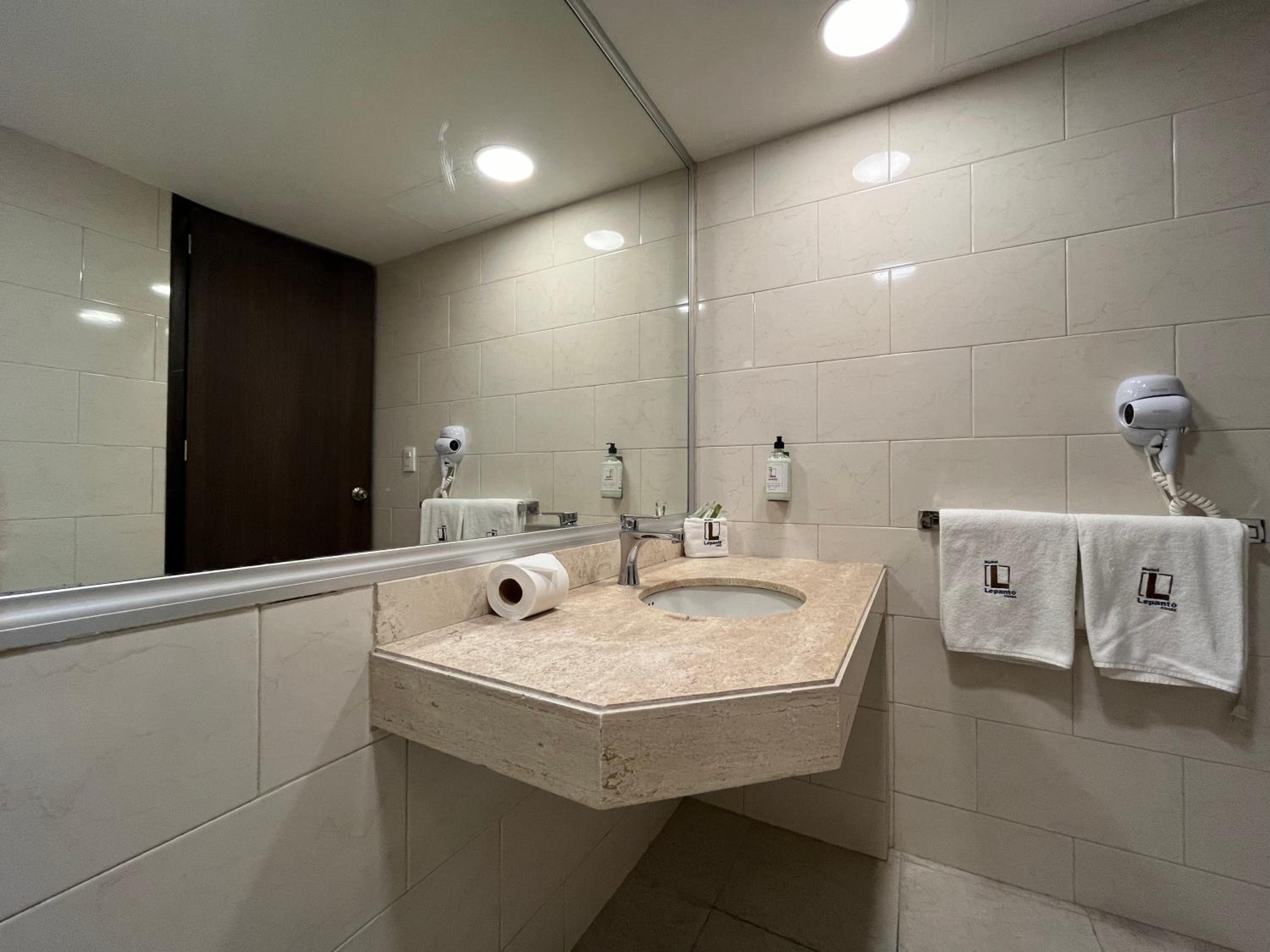 Deluxe Double Room - Photo 9