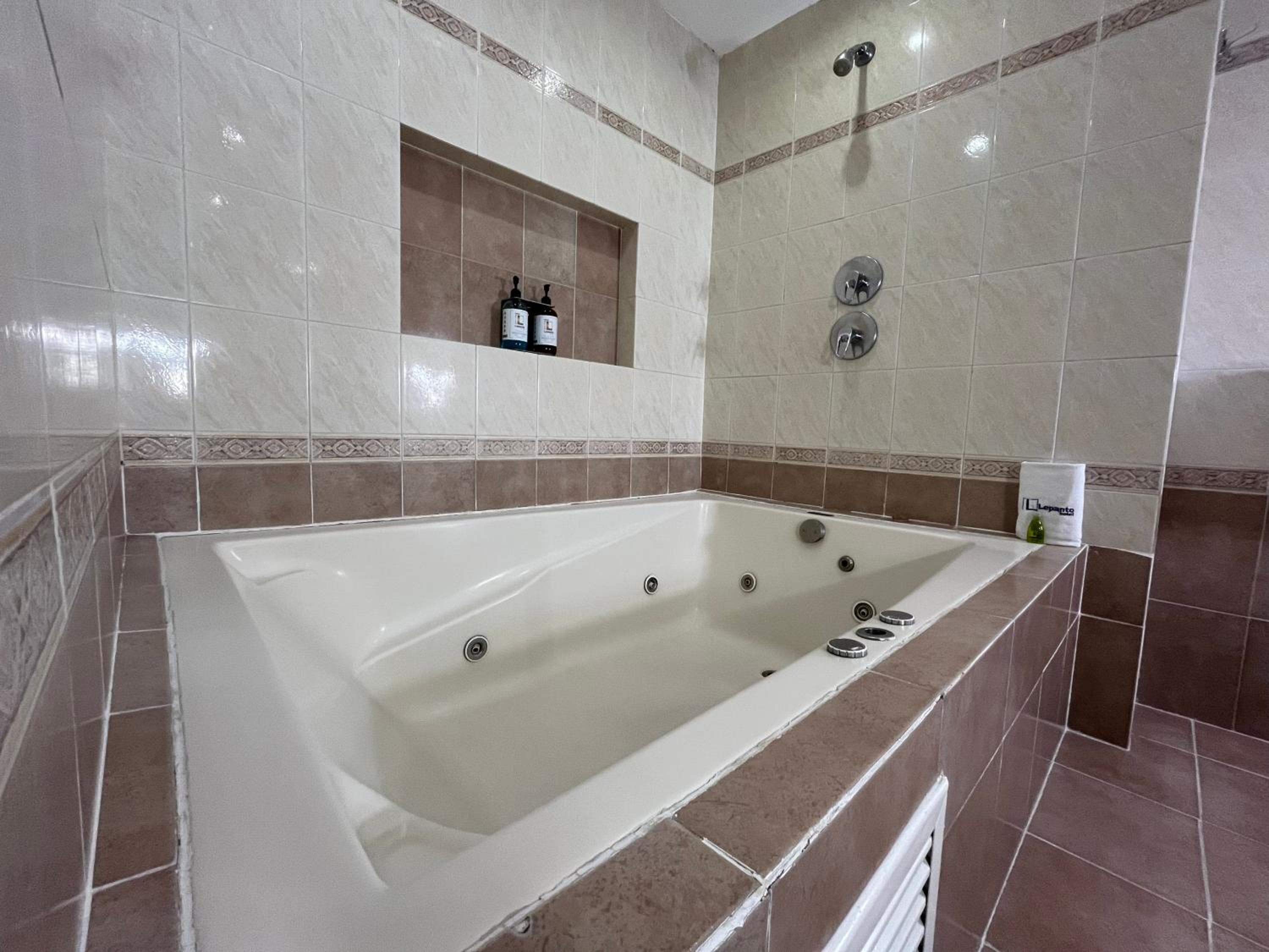 Deluxe Suite - Photo 2