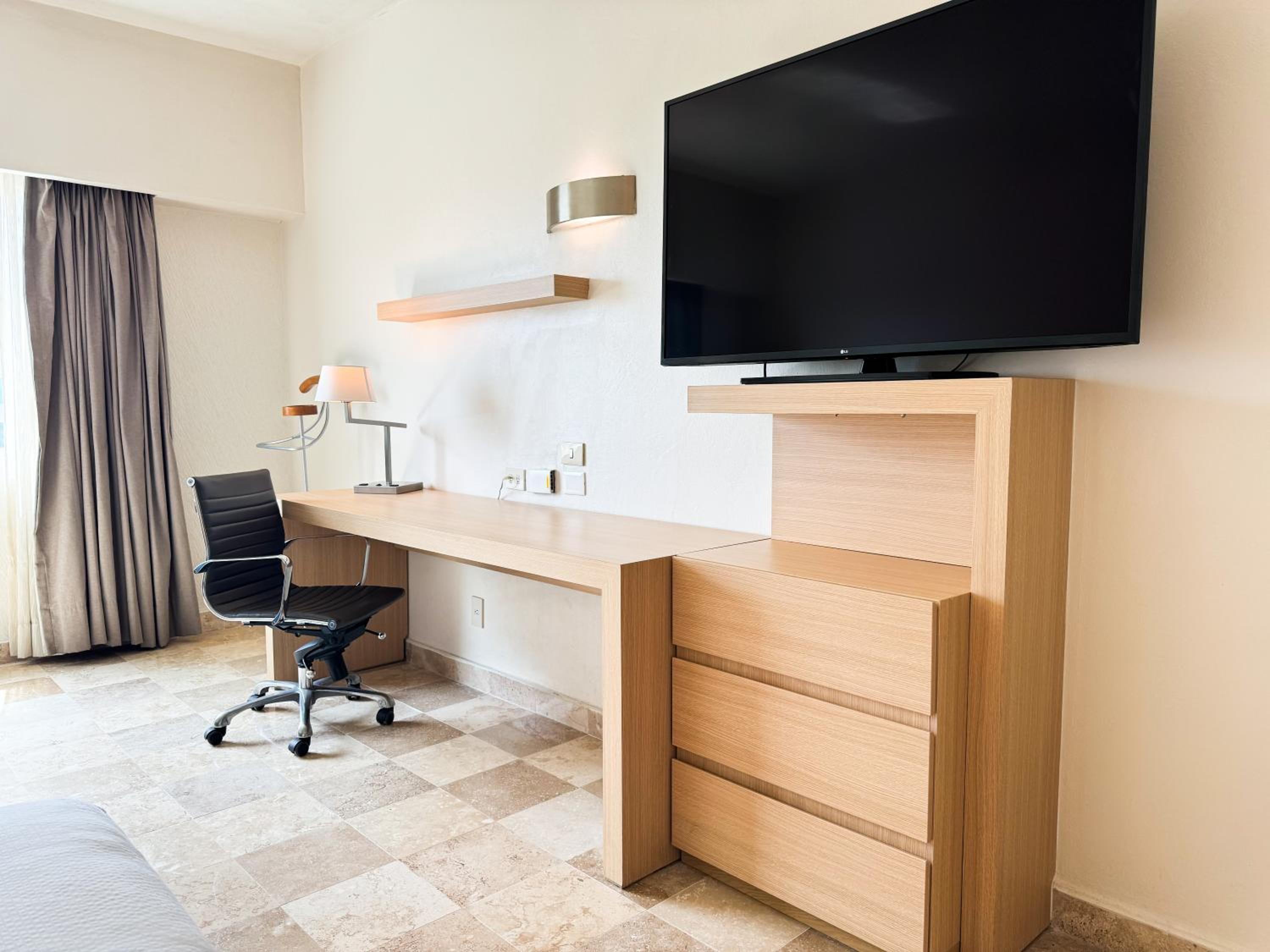 Junior King Suite - Photo 3