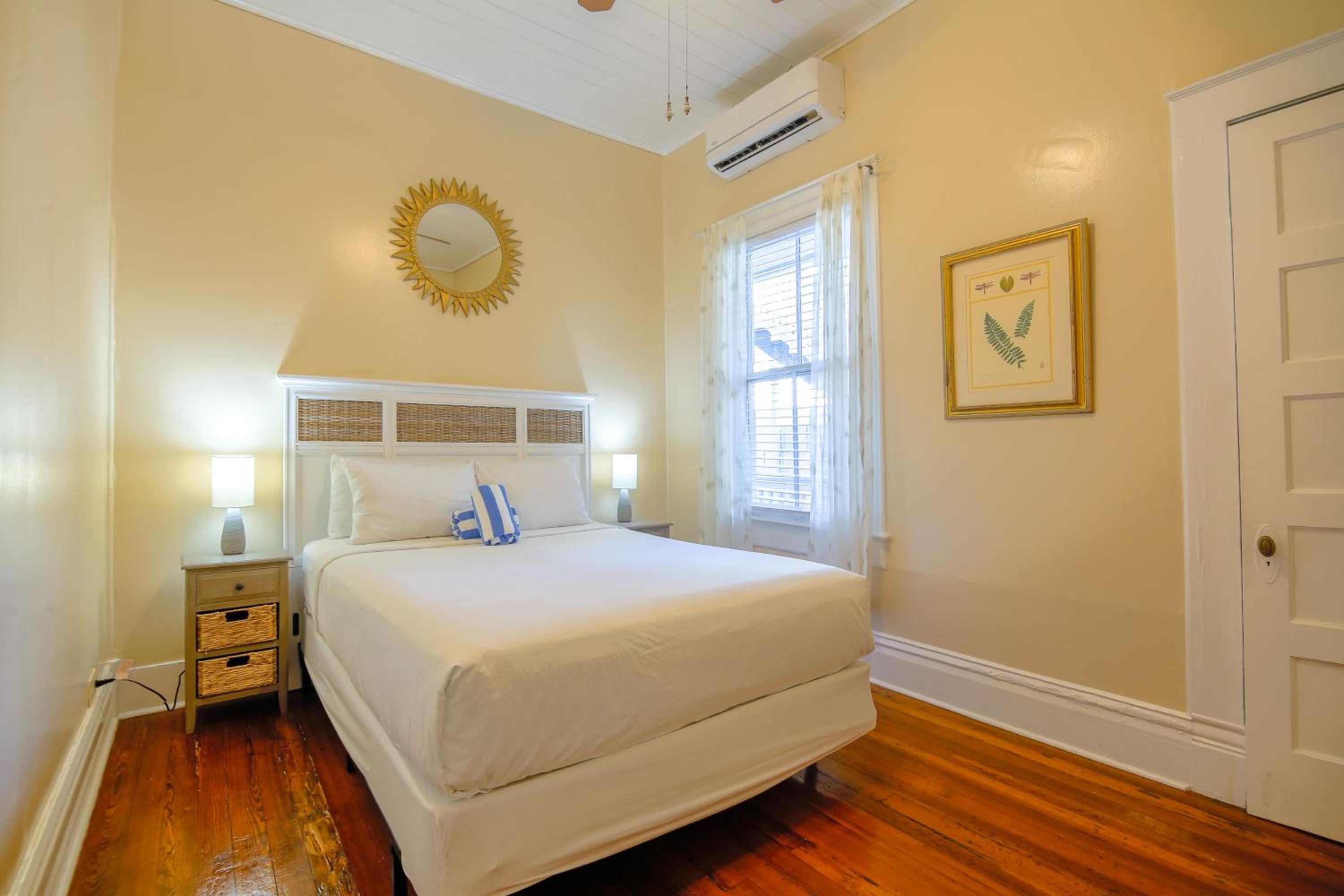 Queen Room with Sofa Bed ( Ambrosia Suite)  - Photo 4
