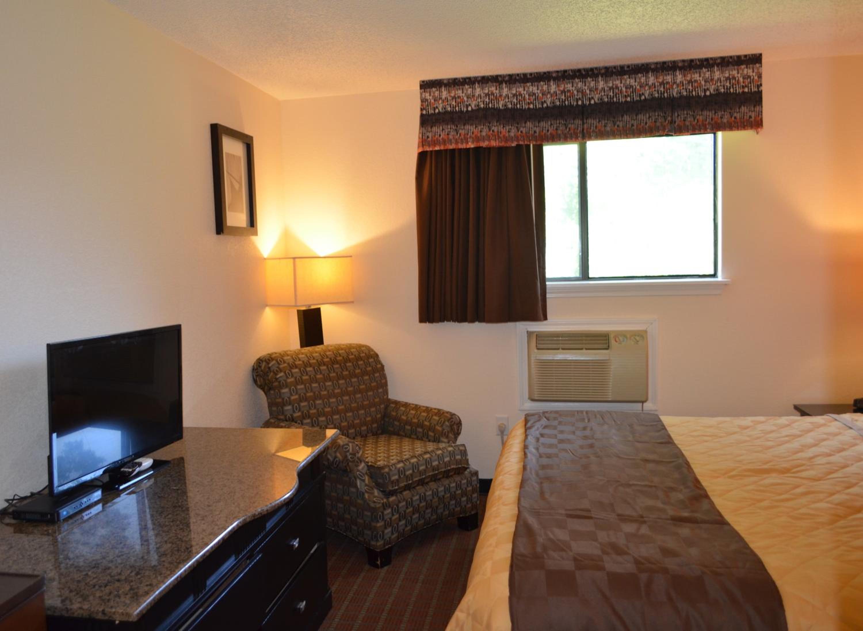 Deluxe King Room - Non-Smoking - Photo 4