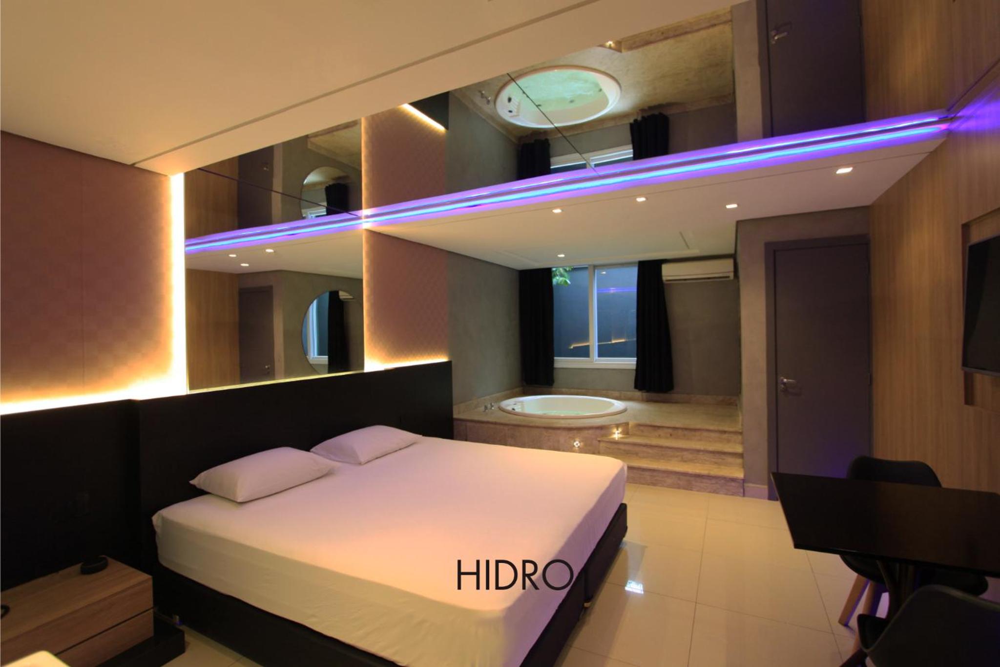 Deluxe Suite with Spa Bath - Photo 2