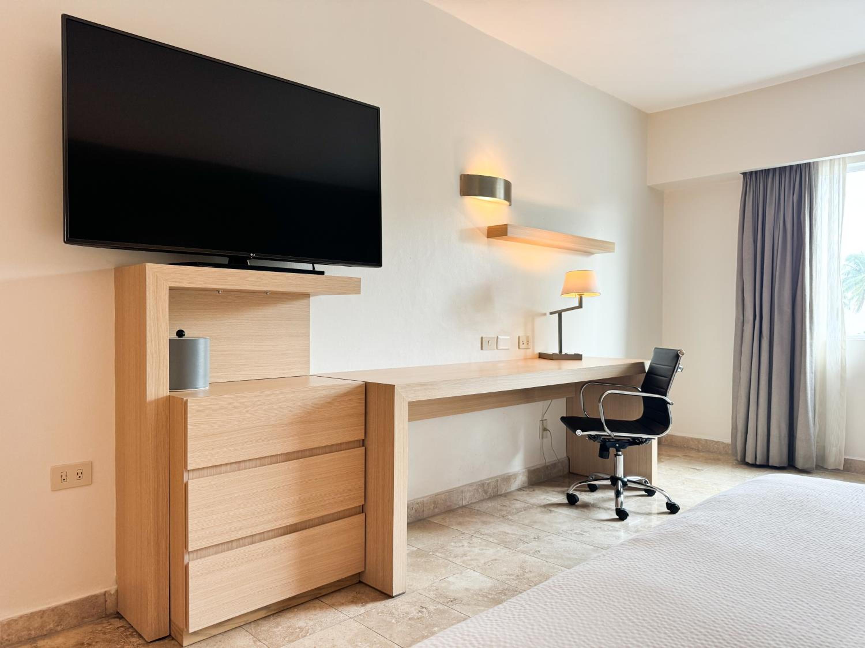 King Guest Room - Photo 5
