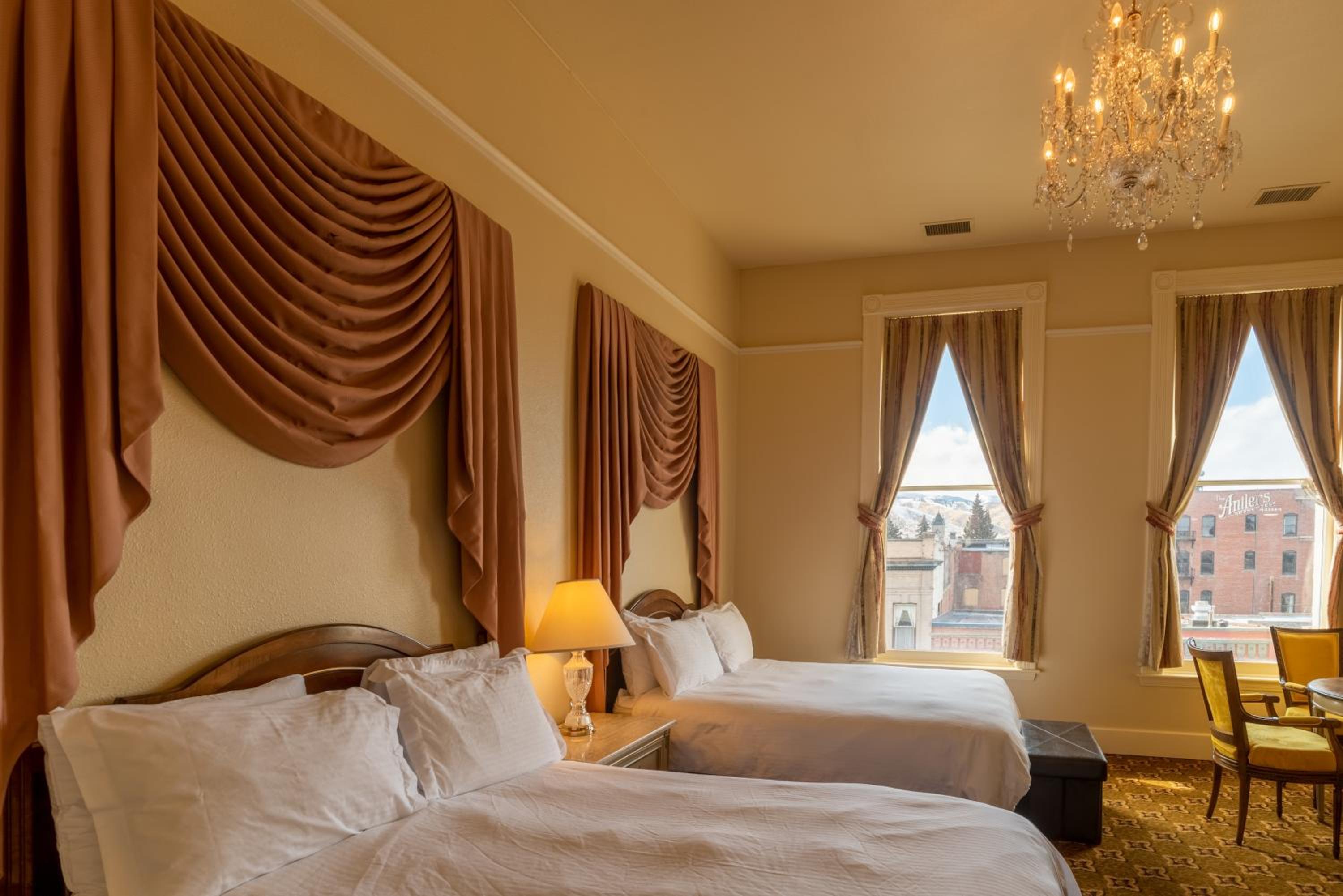 Queen Room with Two Queen Beds - Photo 3