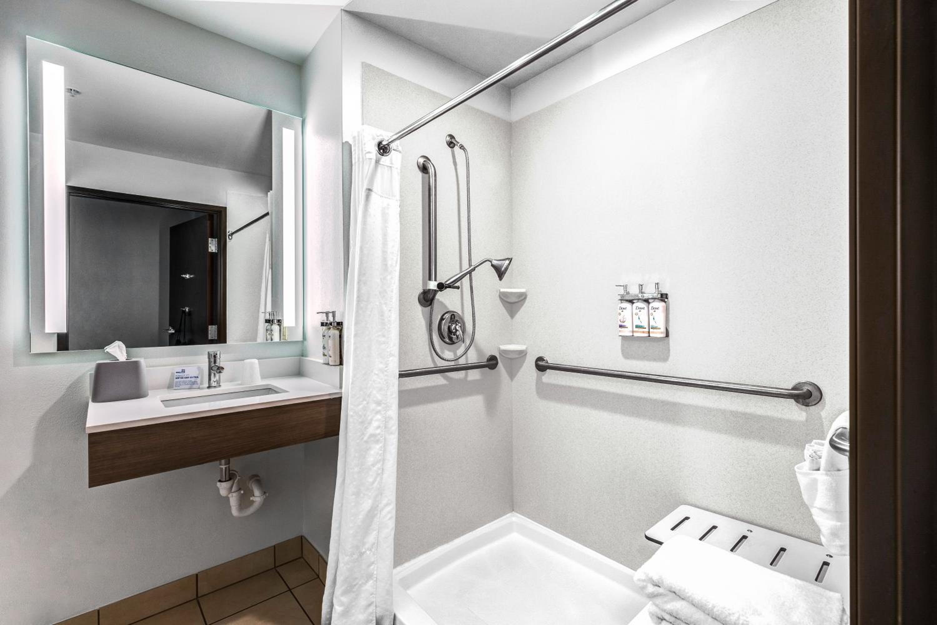 Queen Room with Two Queen Beds - Disability Access Hearing Accessible - Roll-In Shower - Photo 2