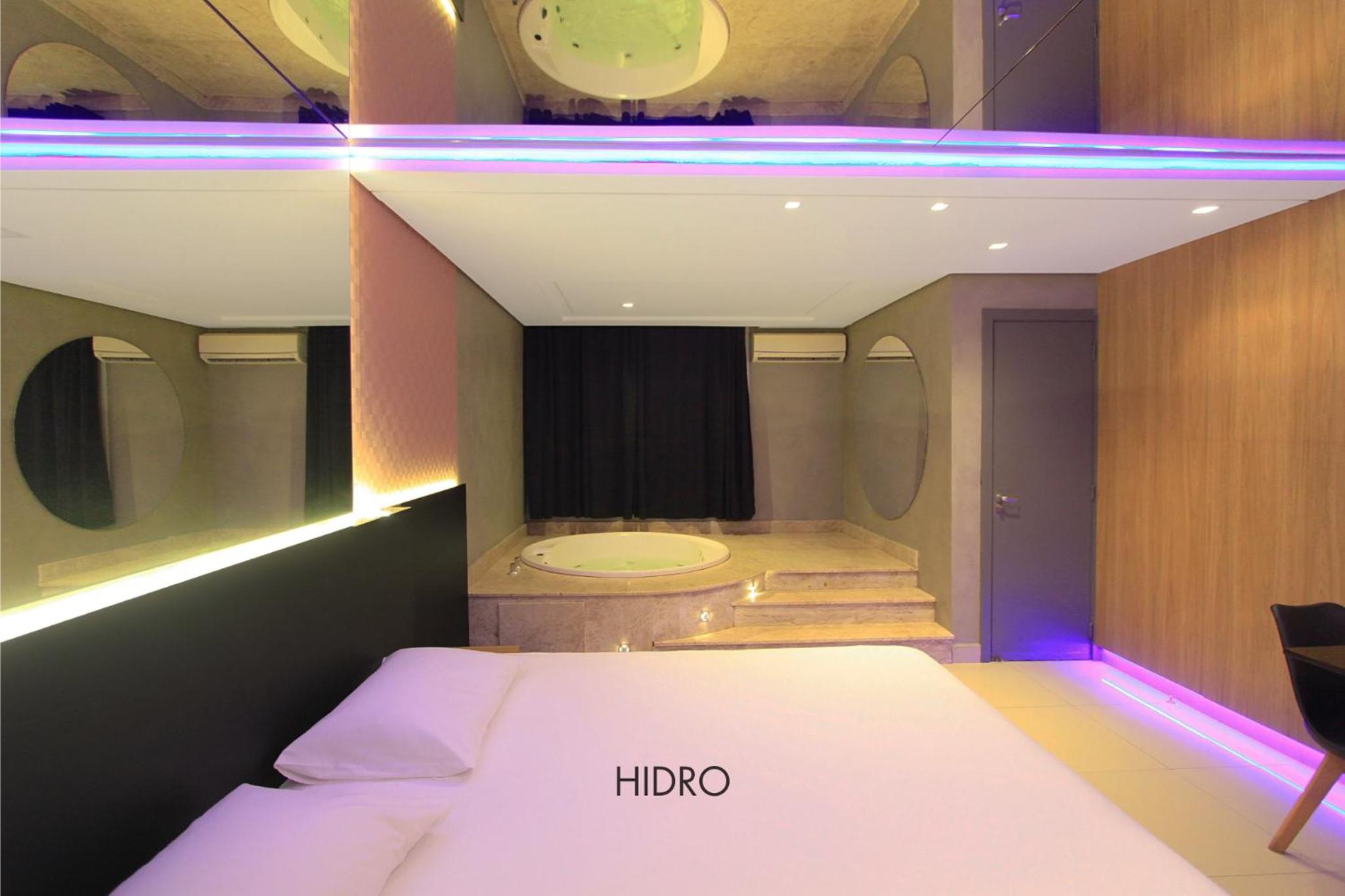 Deluxe Suite with Spa Bath - Photo 3