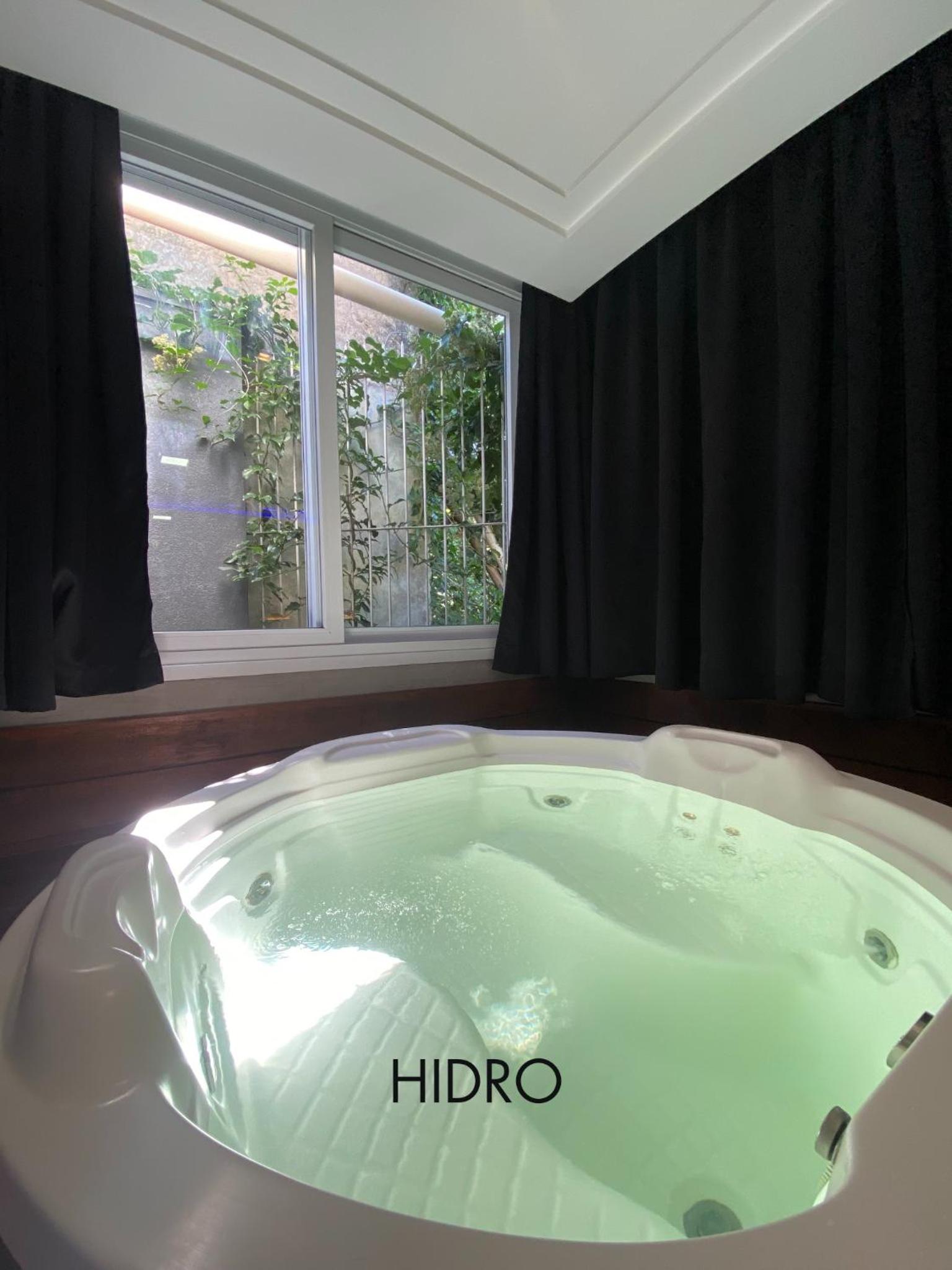 Deluxe Suite with Spa Bath - Photo 4