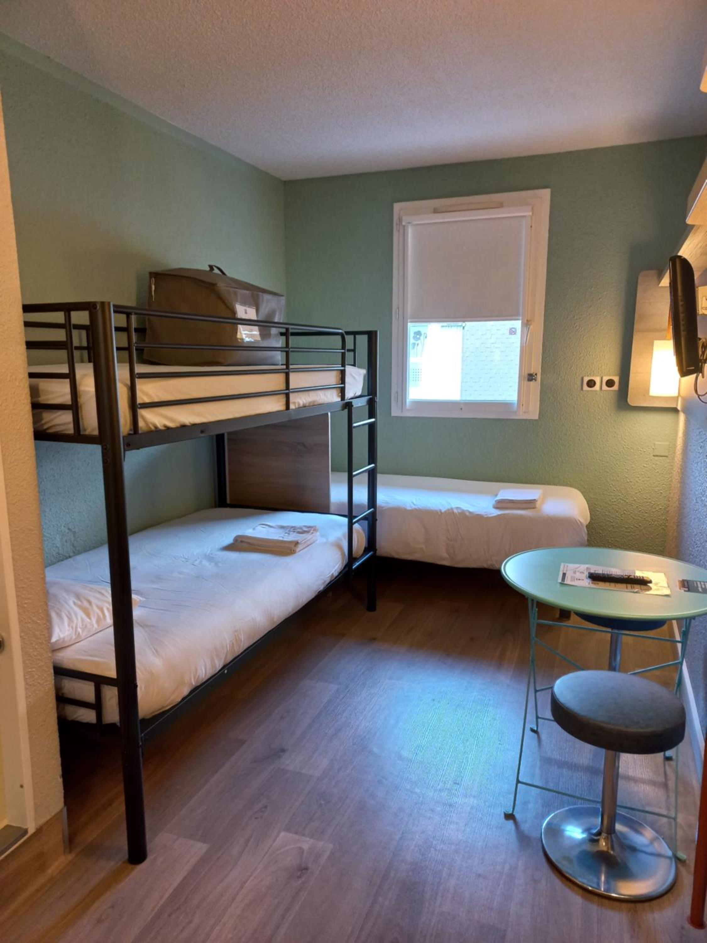Triple Room with Three Single Beds - Photo 6