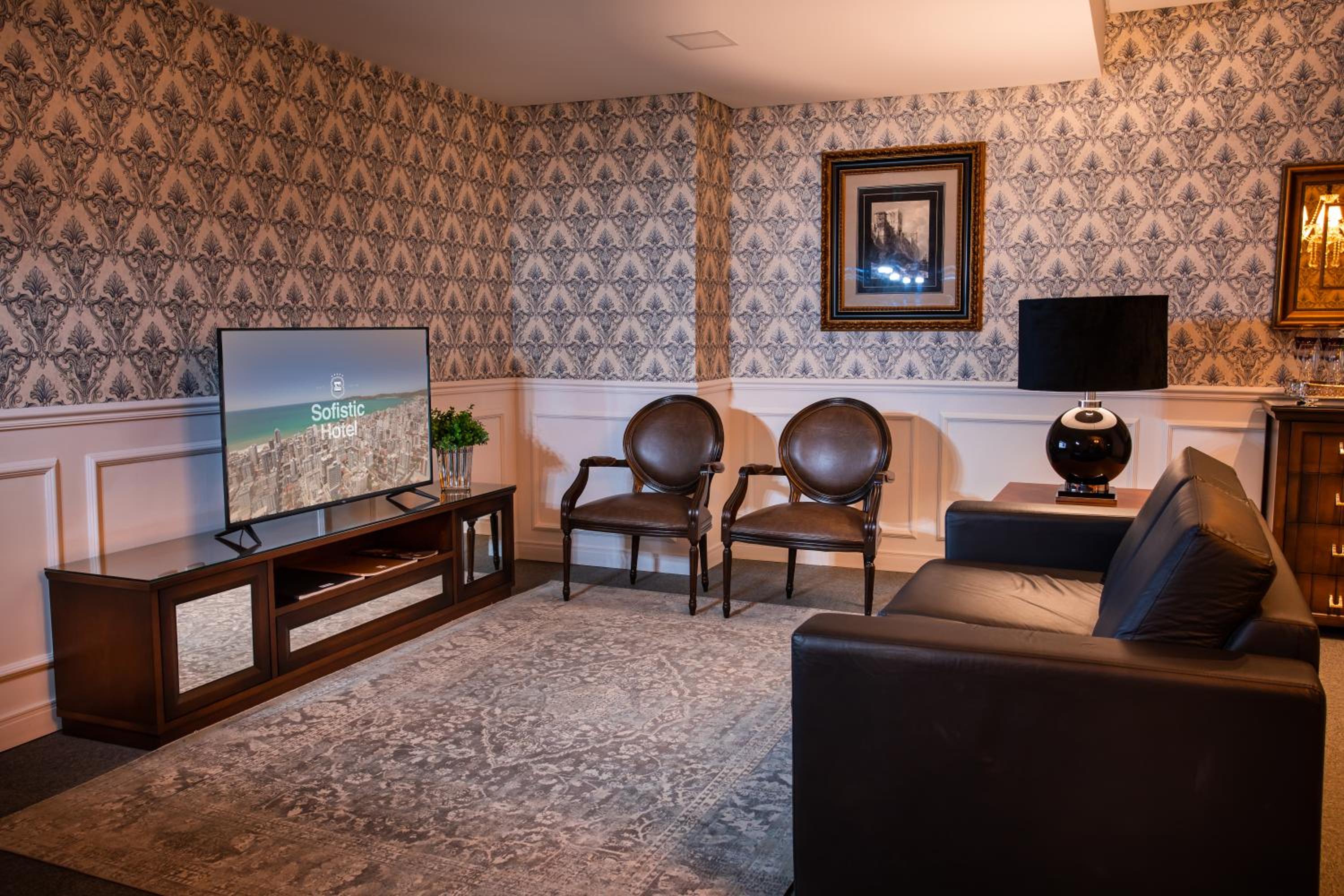 Superior King Suite photo 3