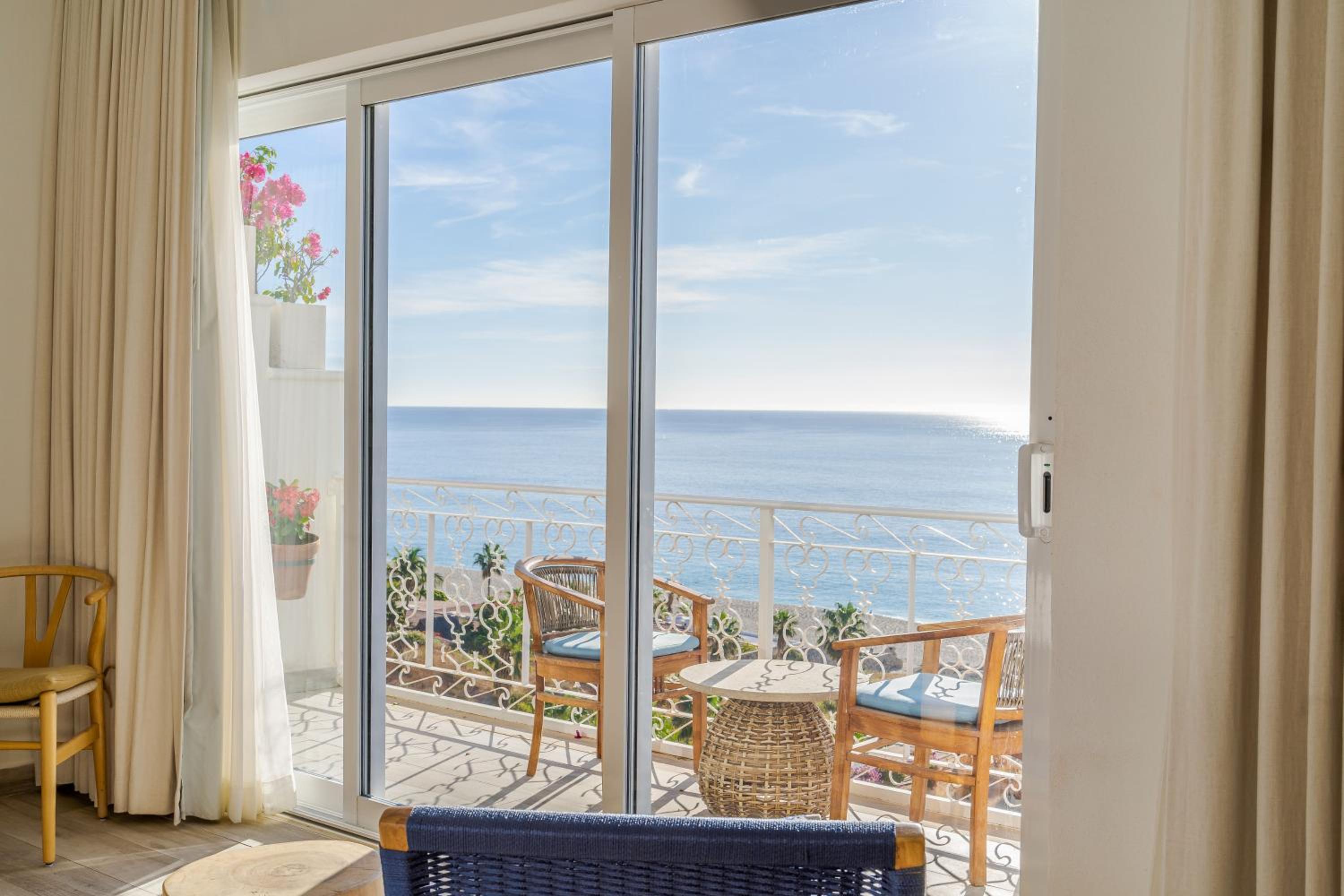 One Bedroom Ocean Balcony thumbnail 5