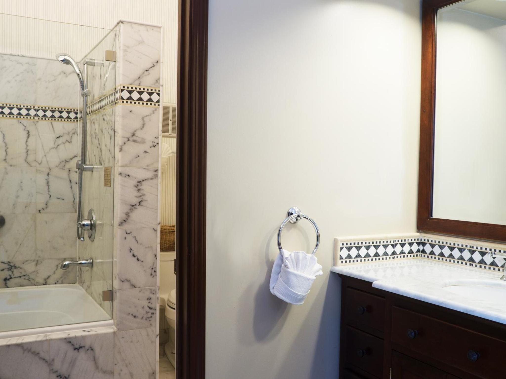 Deluxe King Room - Photo 11