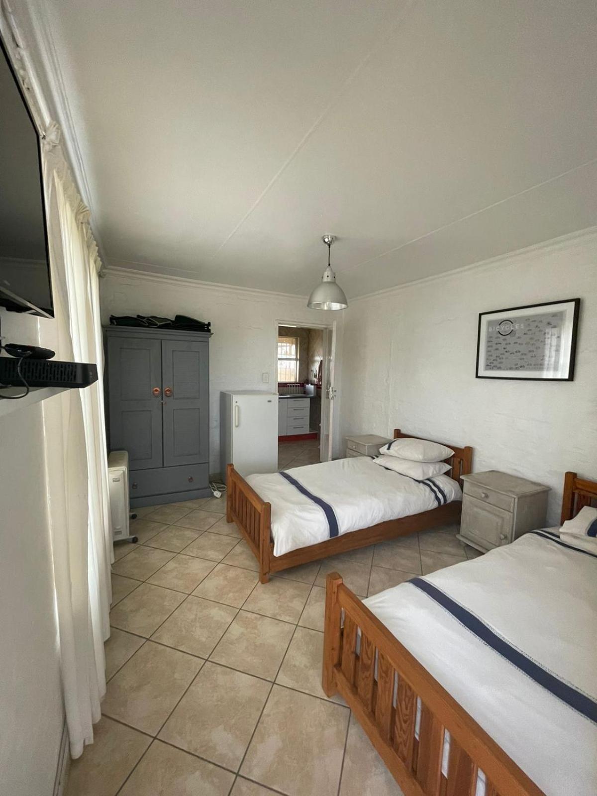 One-Bedroom House - Photo 2