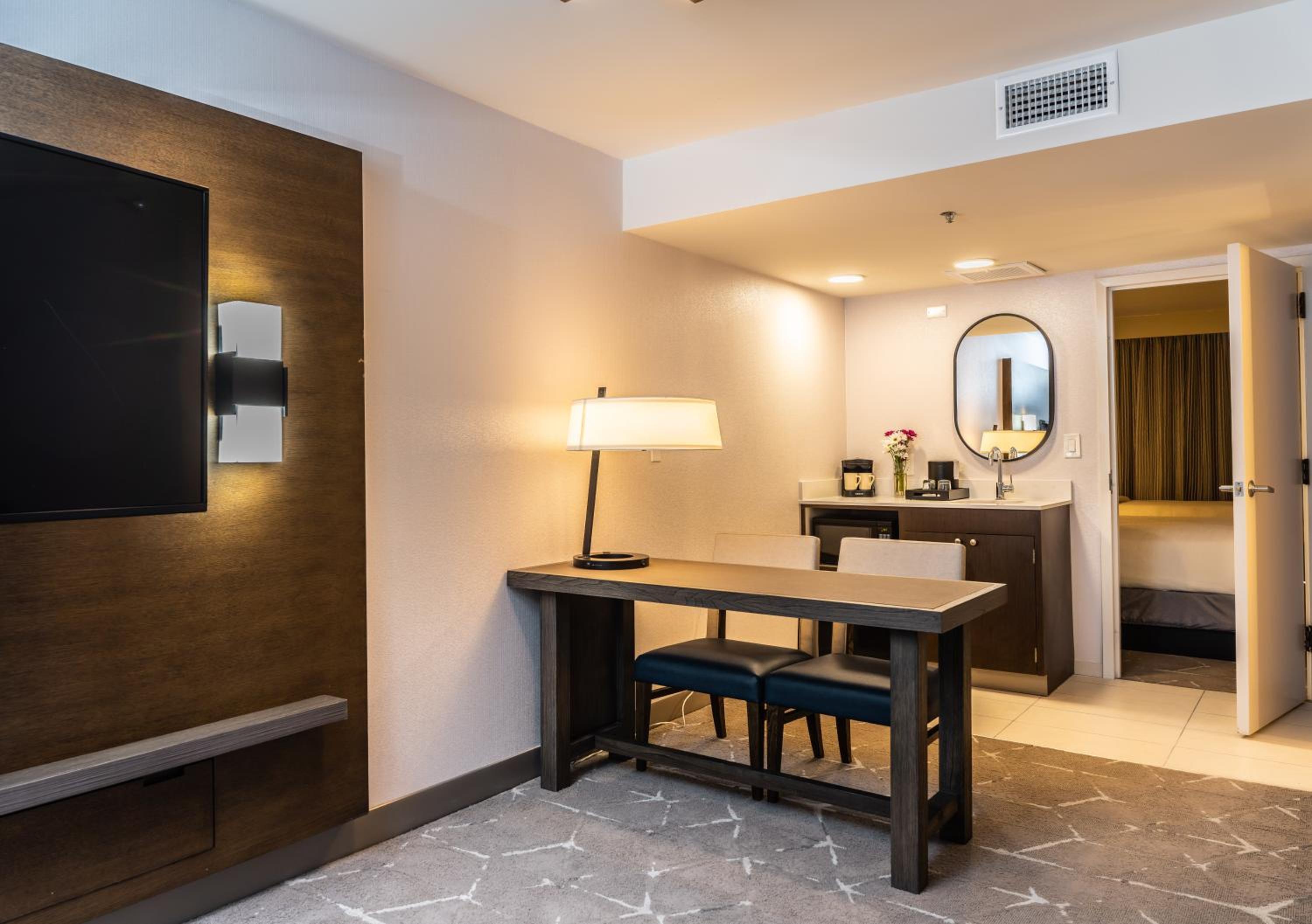 Two-Room King Suite - Non-Smoking - Photo 4