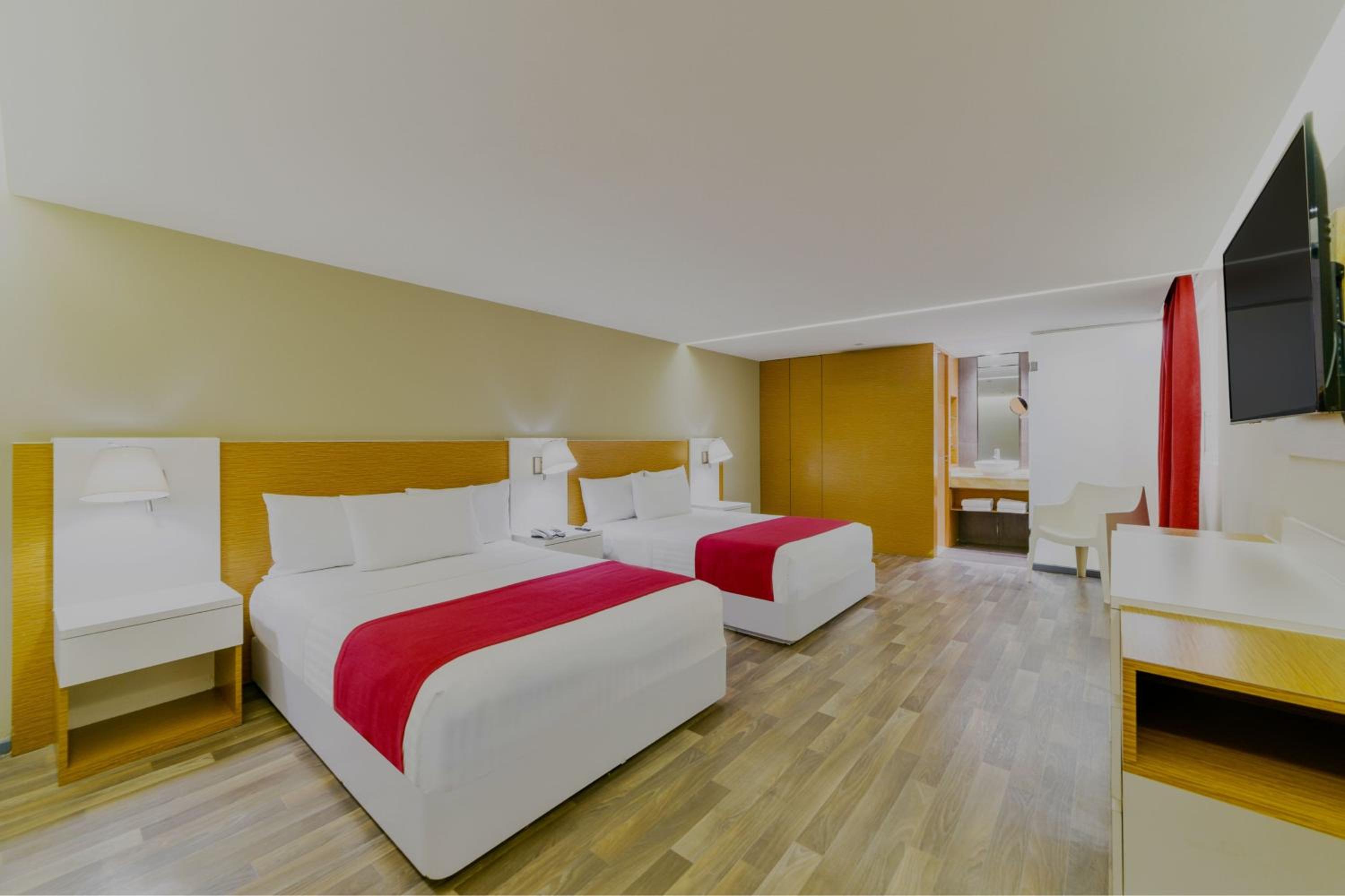 Double Room with Two Double Beds - Photo 2
