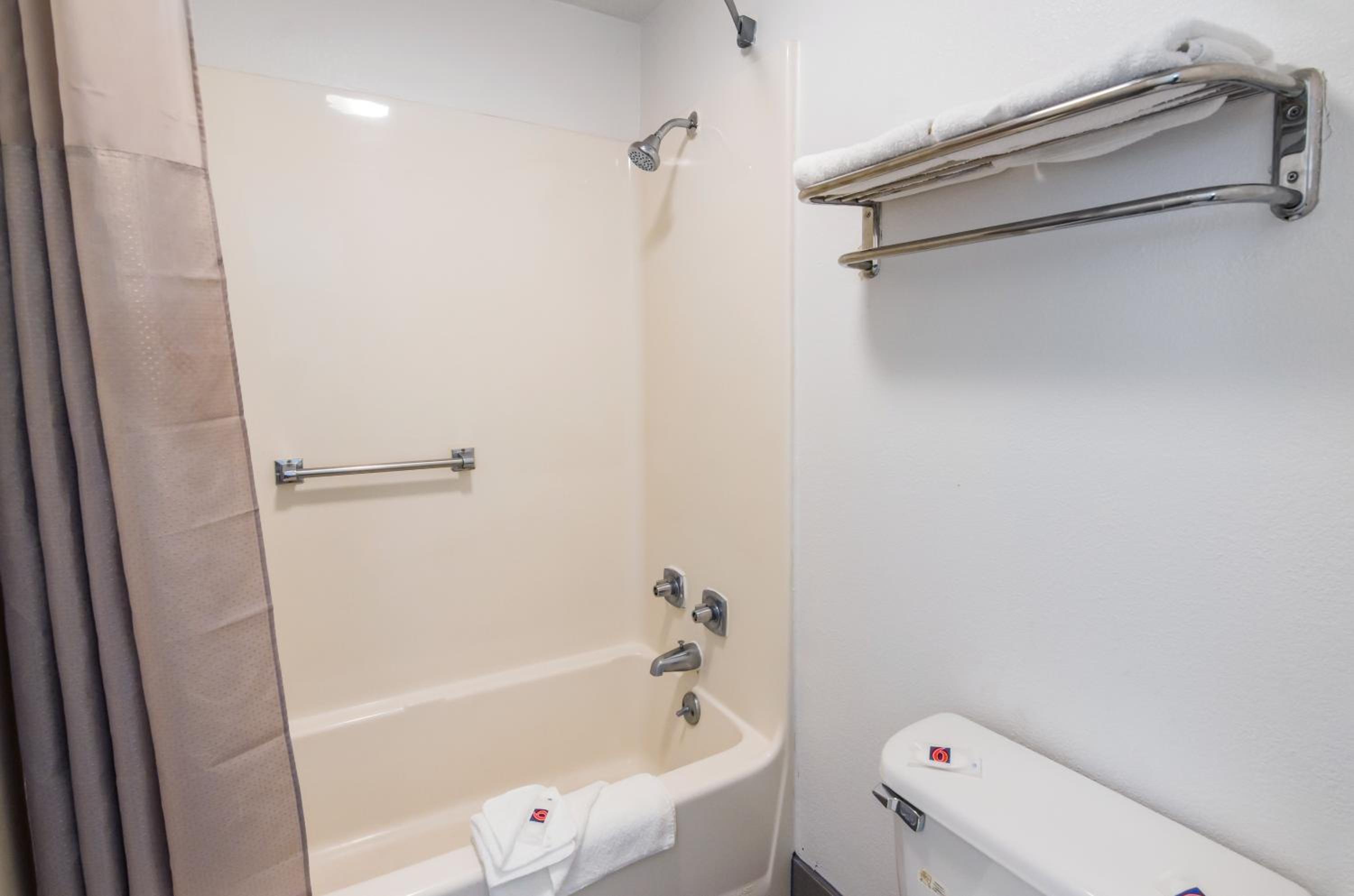 Deluxe King Room - Non-Smoking - Photo 6