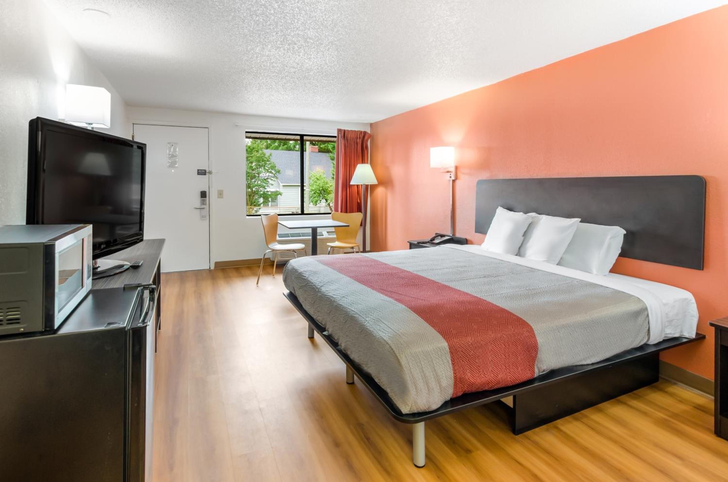 Deluxe King Room - Non-Smoking - Photo 1