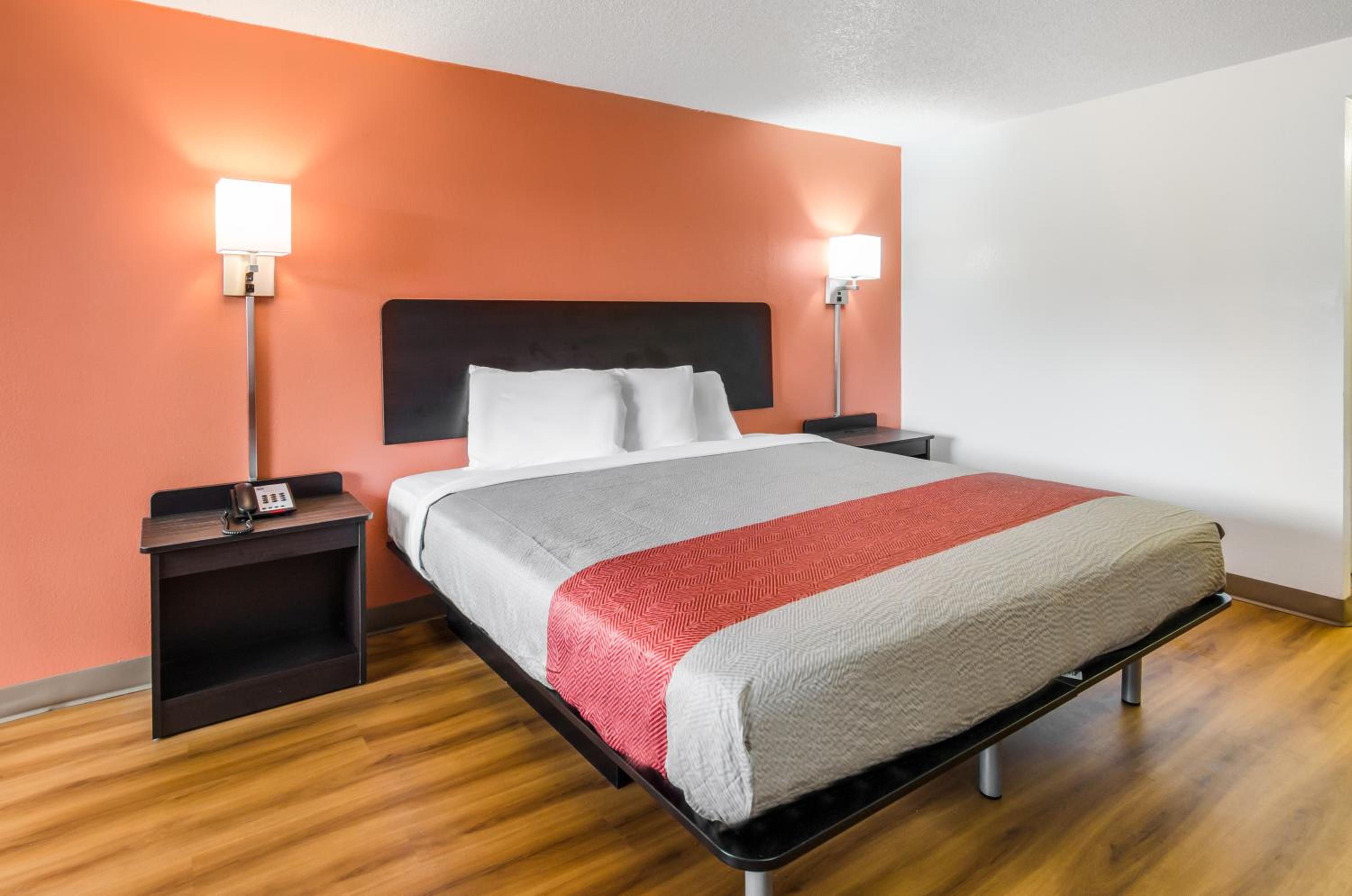 Deluxe King Room - Non-Smoking - Photo 4