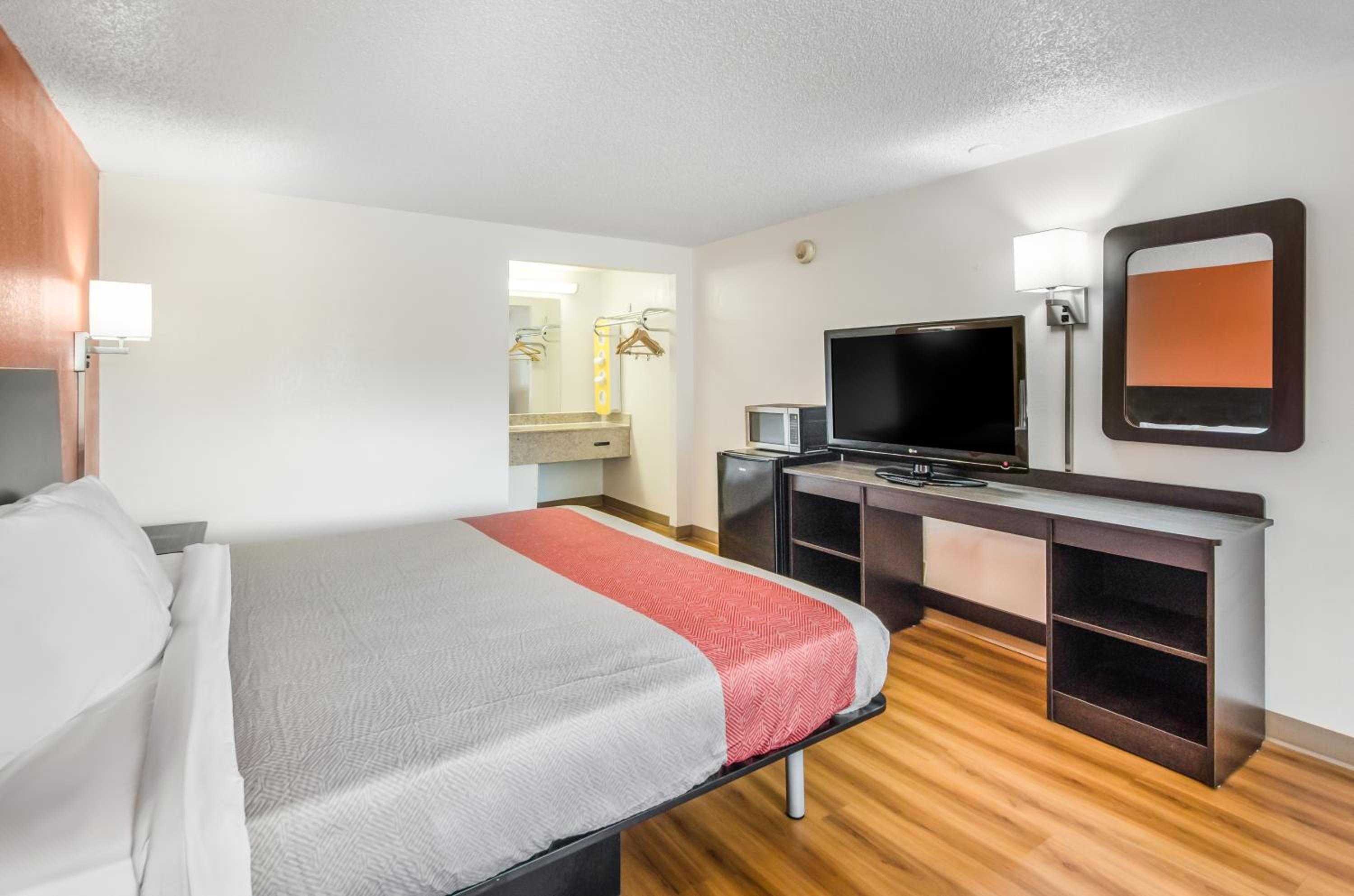 Deluxe King Room - Non-Smoking - Photo 2