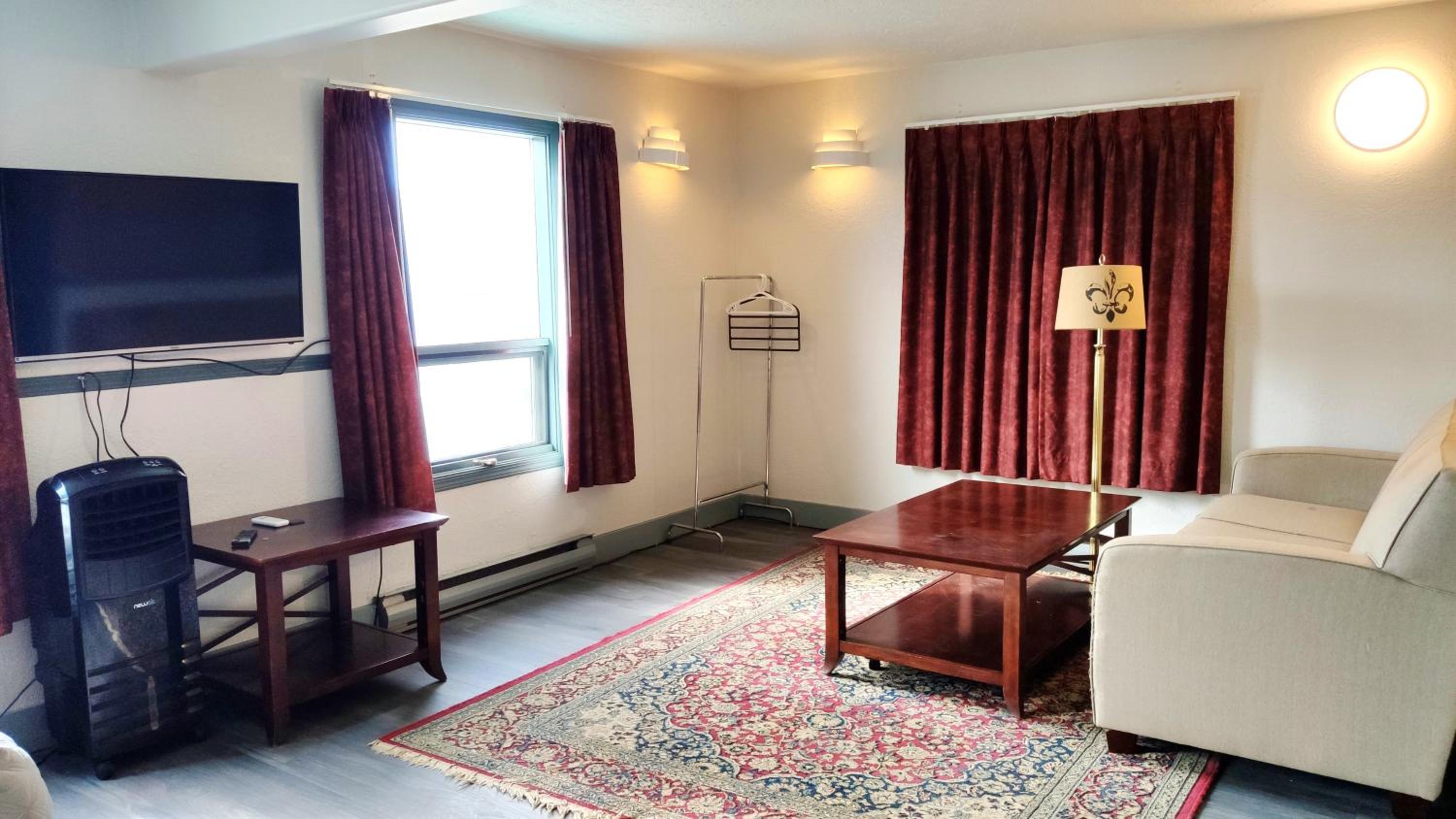 Large Queen Room with Two Queen Beds and Kitchen photo 3