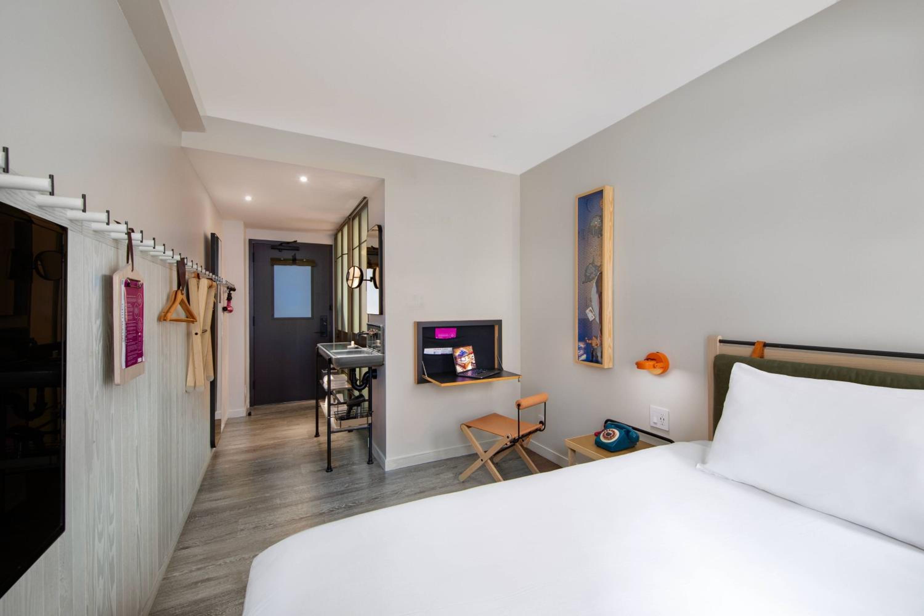 Queen, Guest room, 1 Queen (Mobility and Hearing Accessible w/Roll-in Shower)