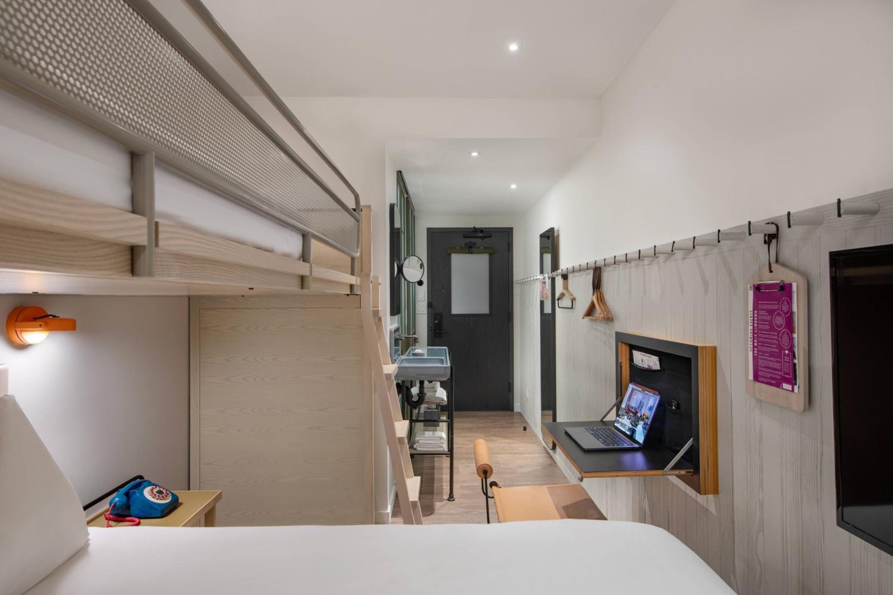 Room with One Set of Bunk Beds photo 2