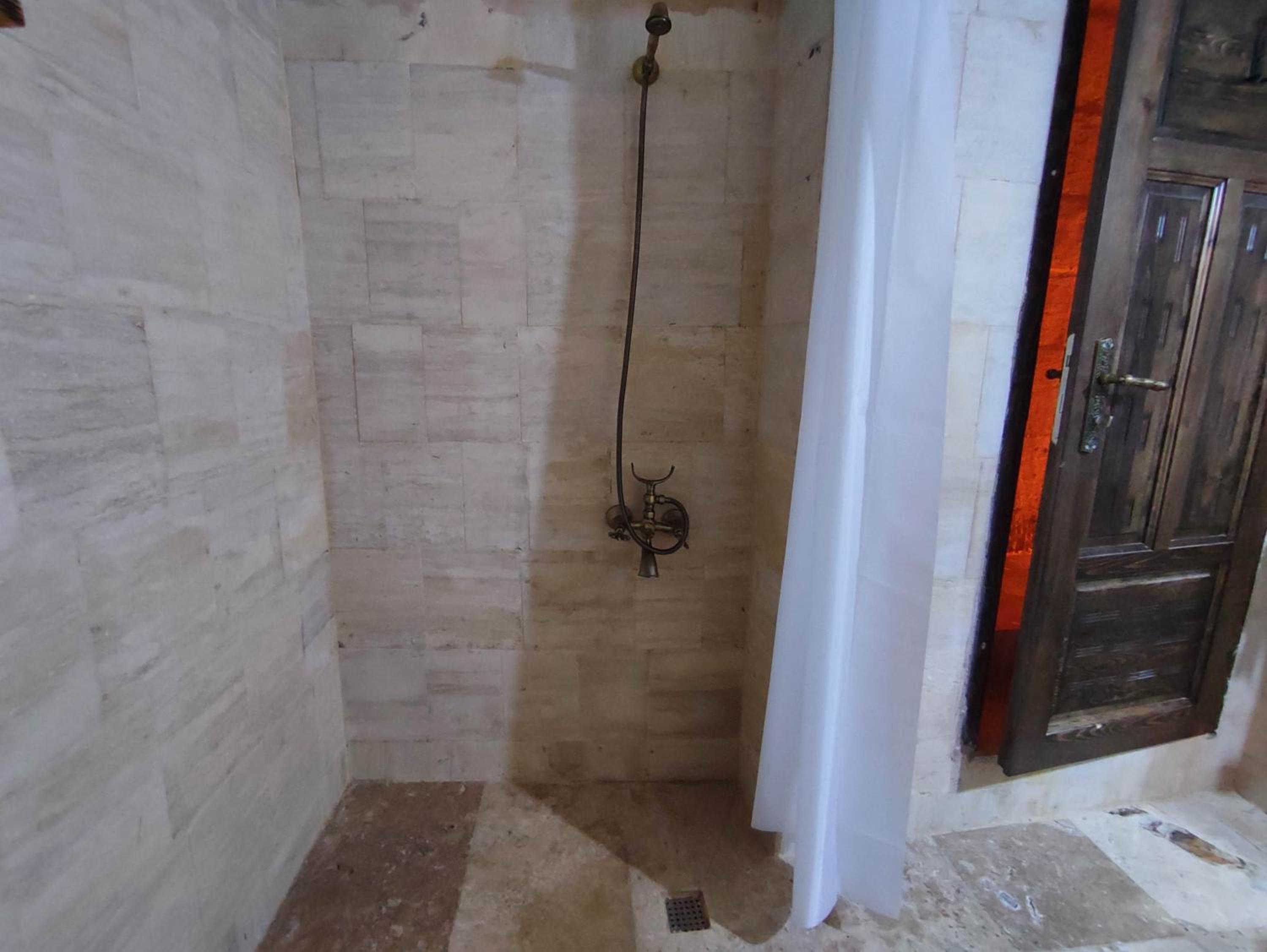 Queen Room with Spa Bath - Photo 18
