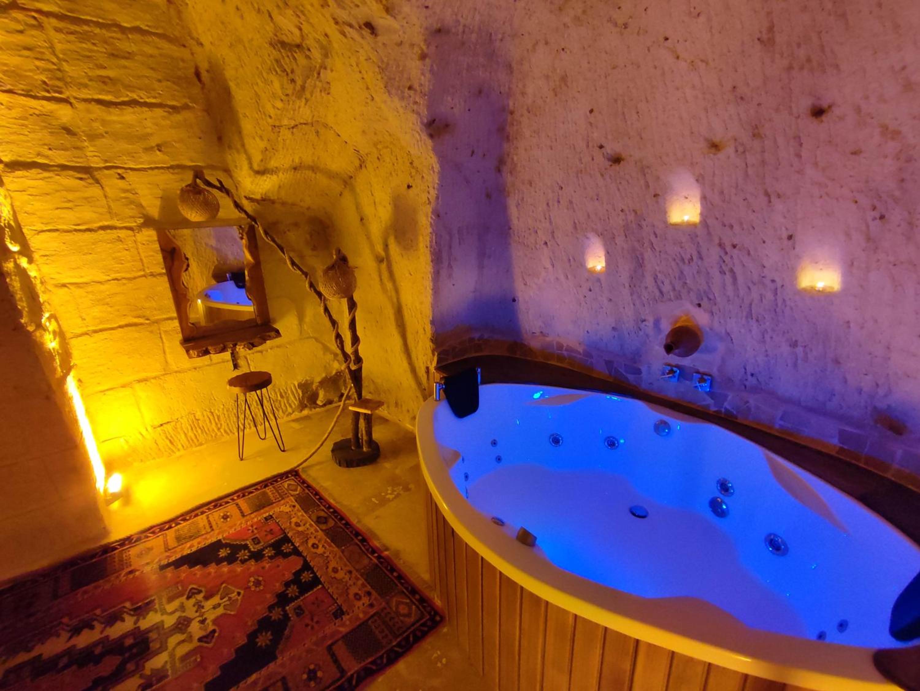 Queen Room with Spa Bath - Photo 13