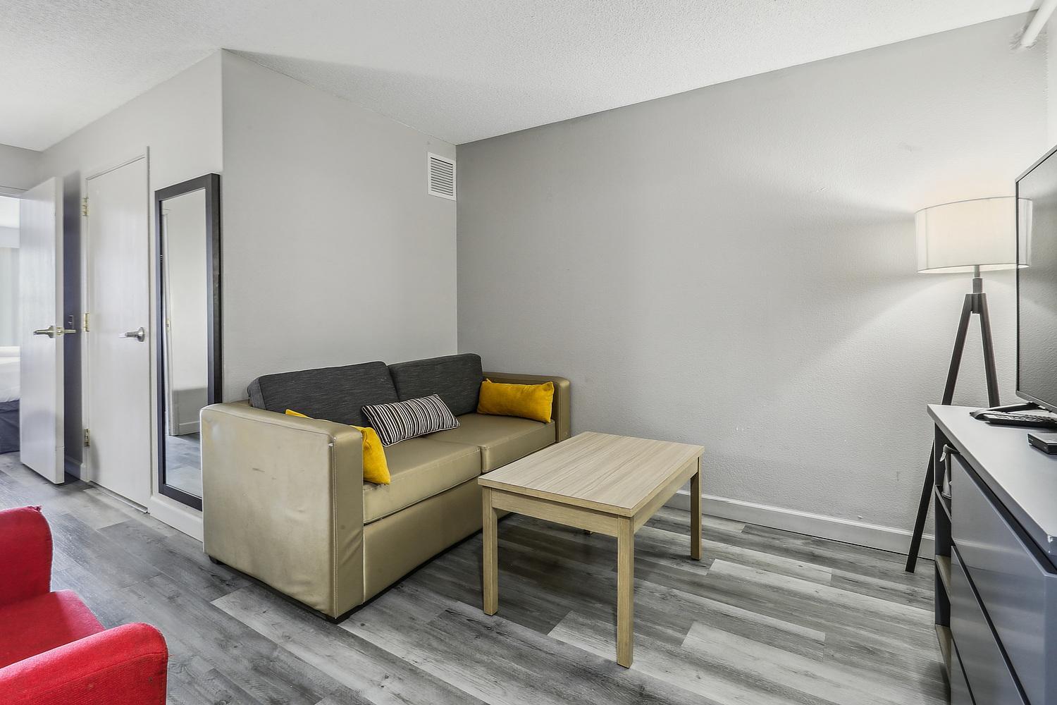 One-Bedroom Suite with Two Queen Beds and Sofa Bed - Non-Smoking - Photo 4