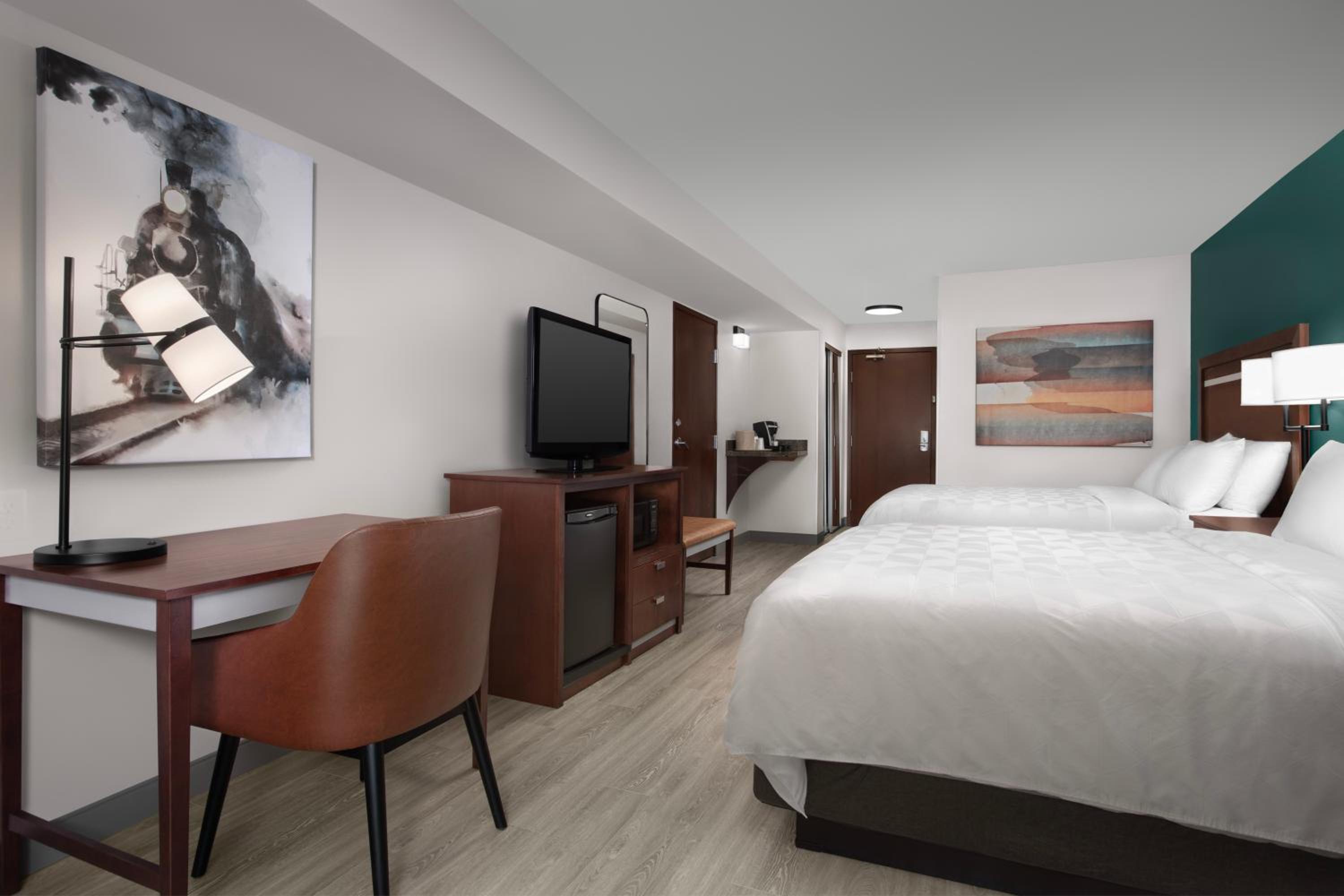 Standard Queen Room with Two Queen Beds and Fireplace photo 3