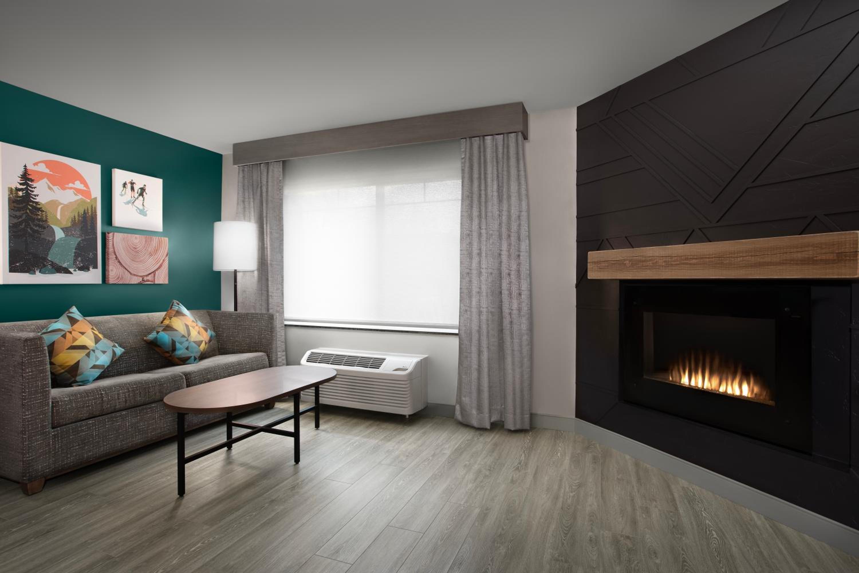 Standard Queen Room with Two Queen Beds and Fireplace photo 1
