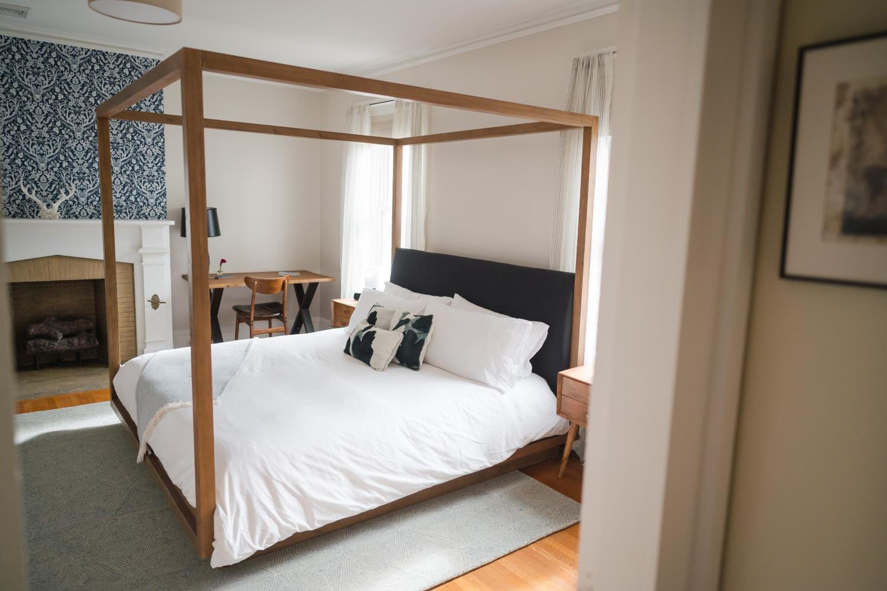 Deluxe King Room - Photo 3