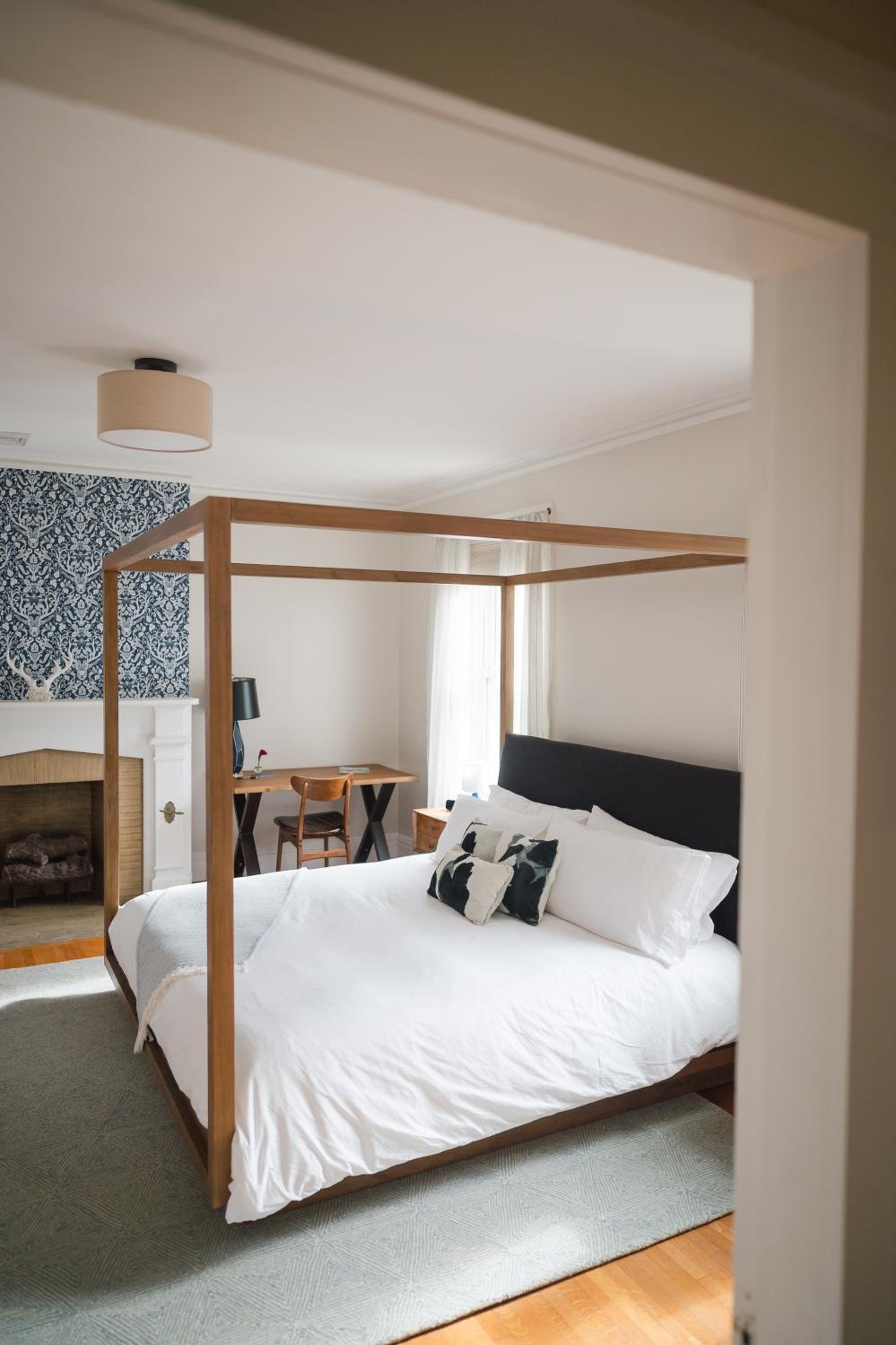 Deluxe King Room - Photo 2