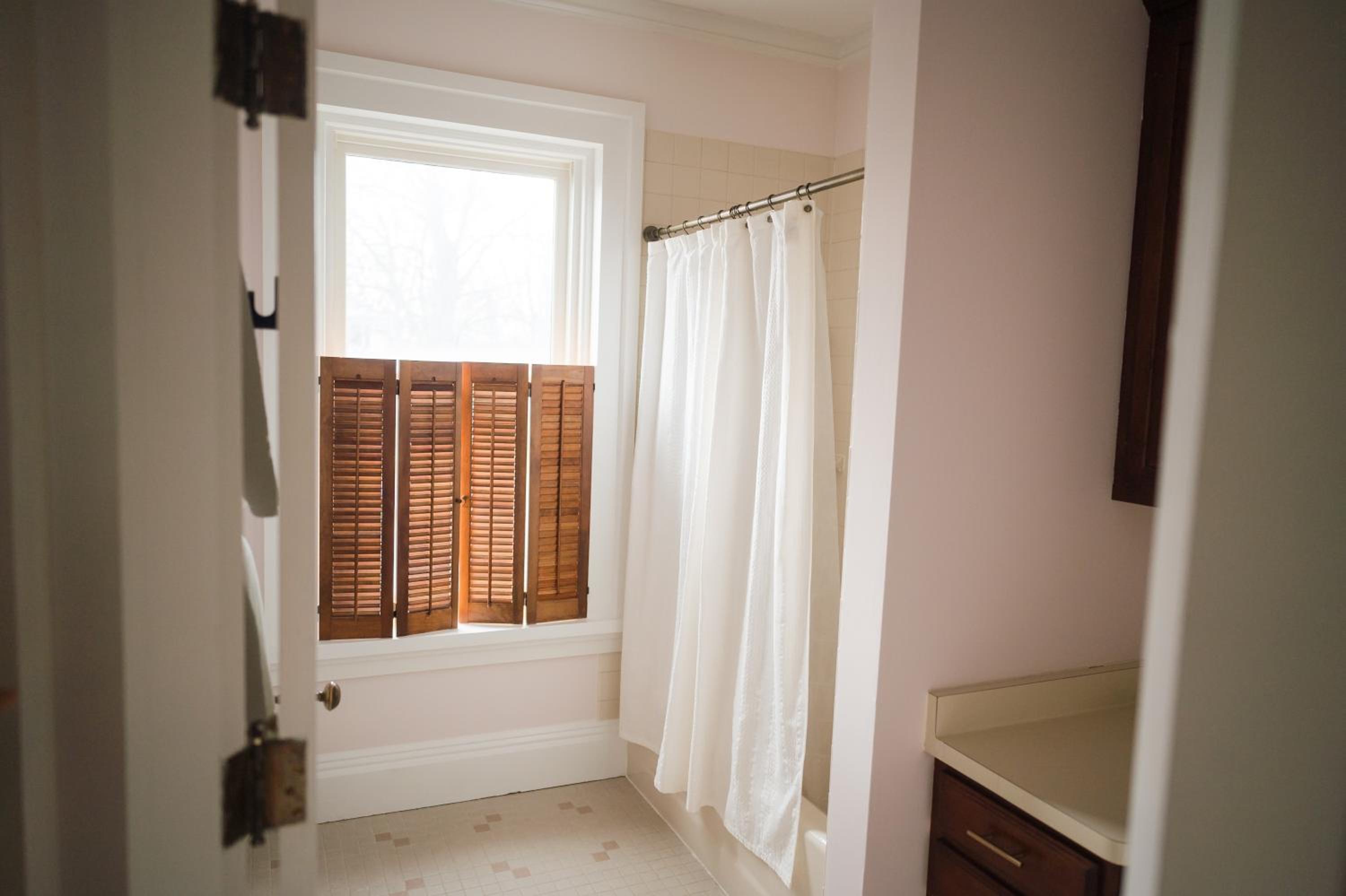 Deluxe King Room - Photo 7