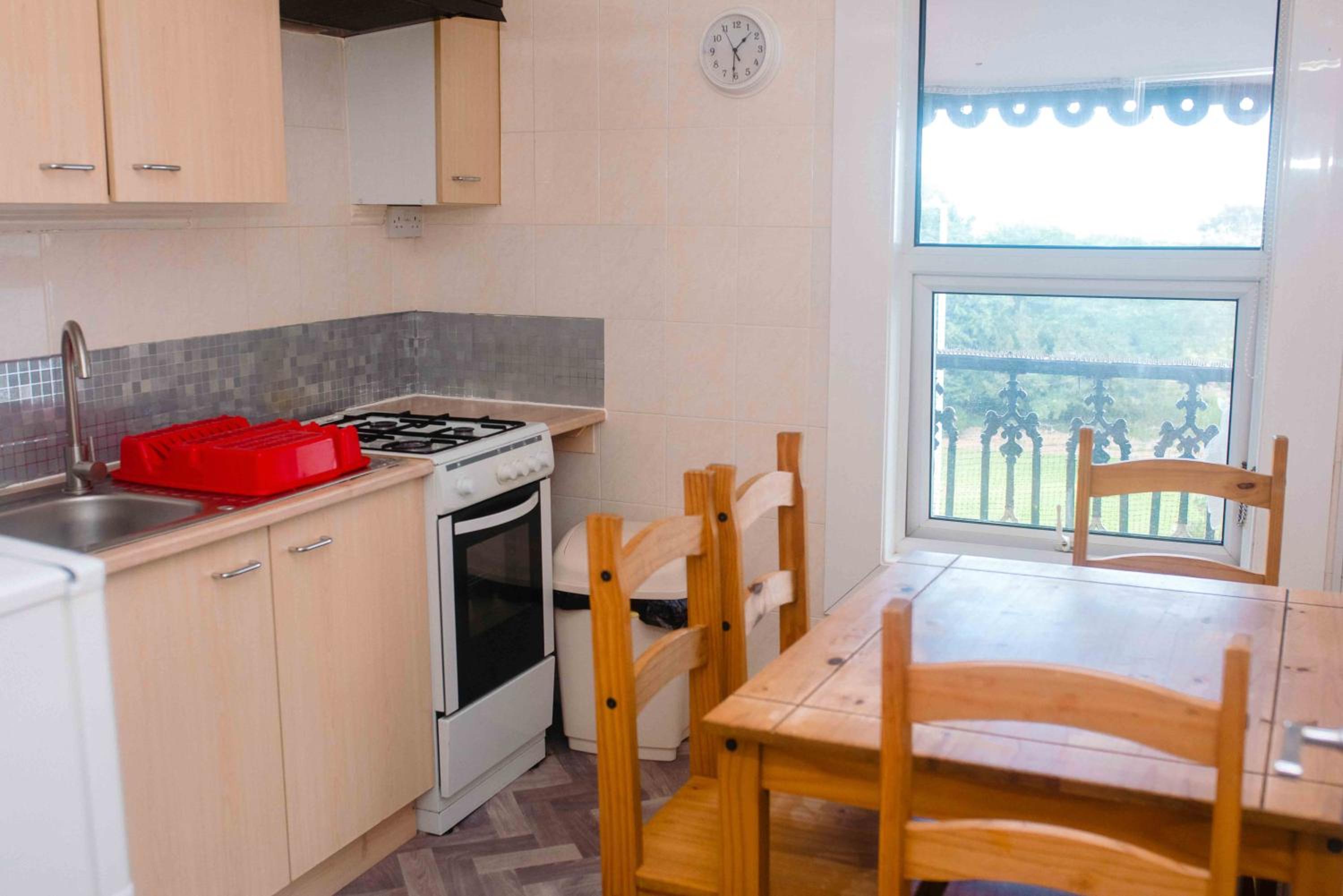 Apartment with Balcony - Photo 7
