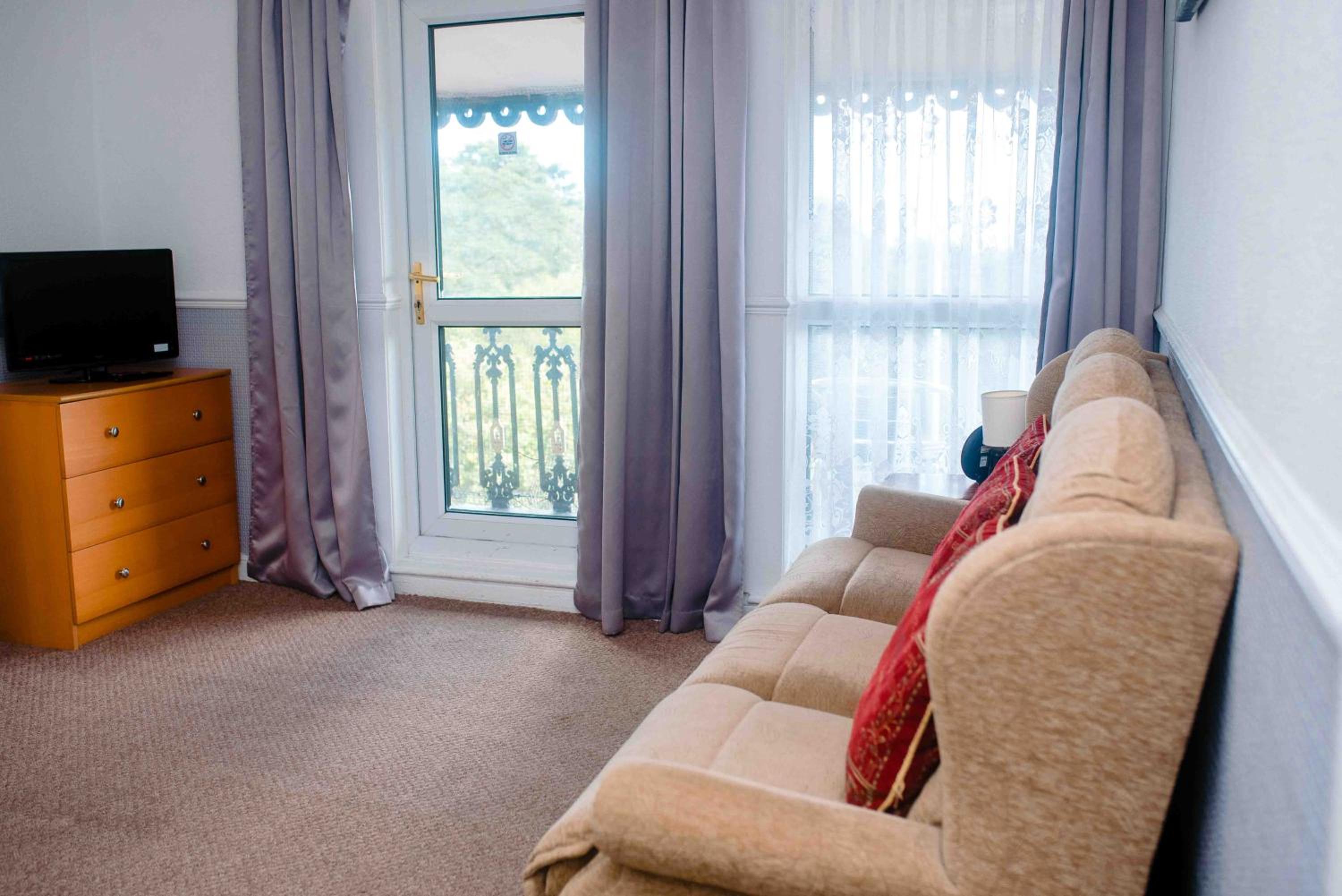 Apartment with Balcony - Photo 2