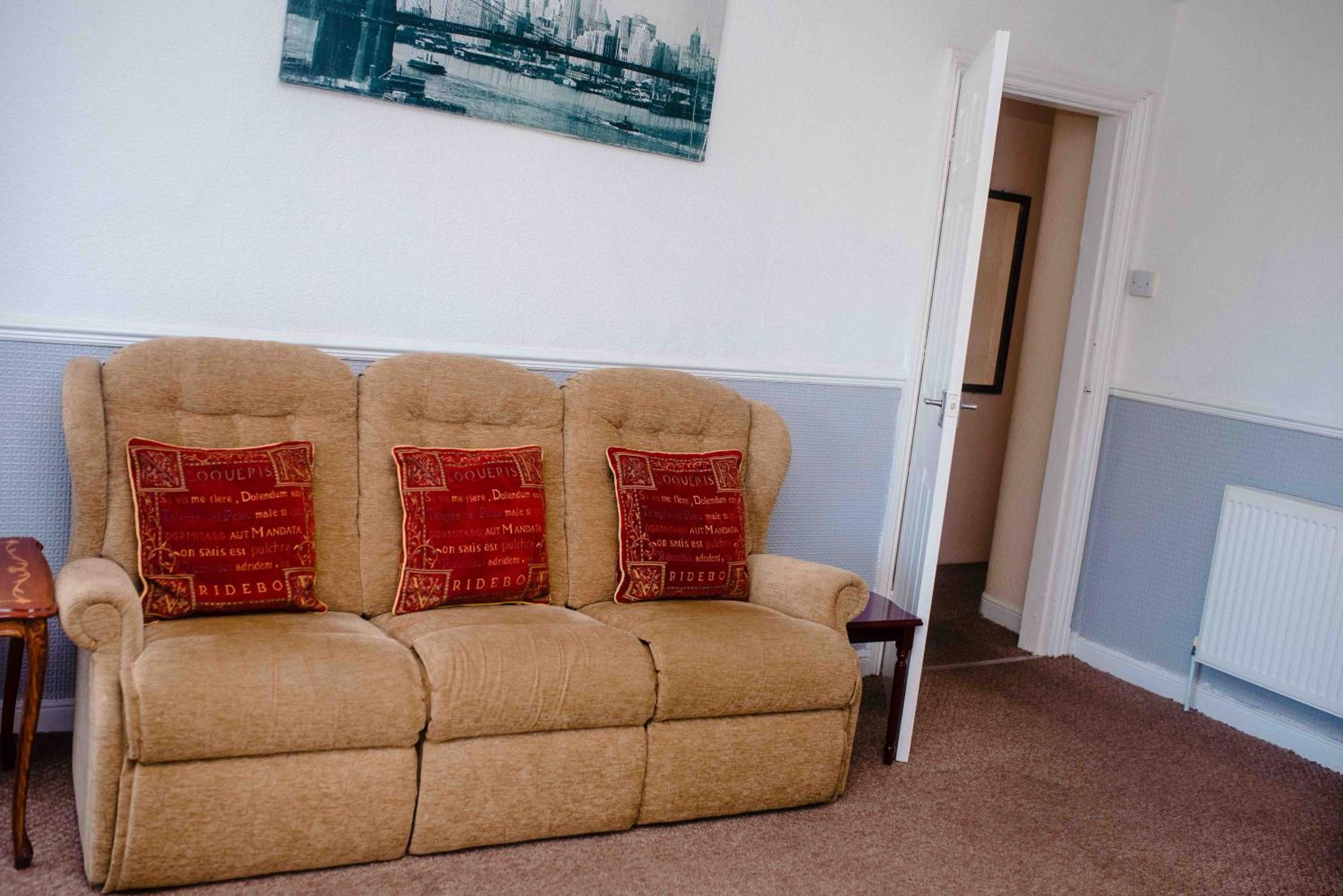 Apartment with Balcony - Photo 5
