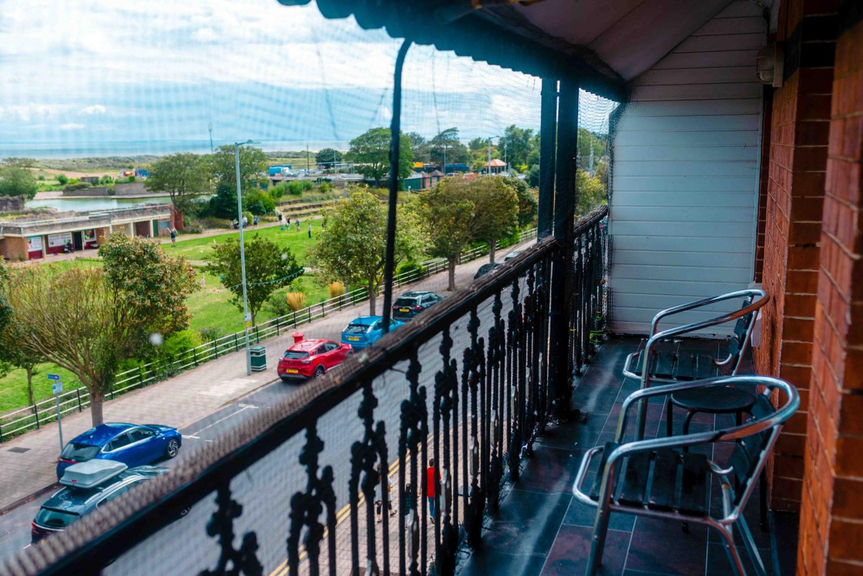 Apartment with Balcony - Photo 4