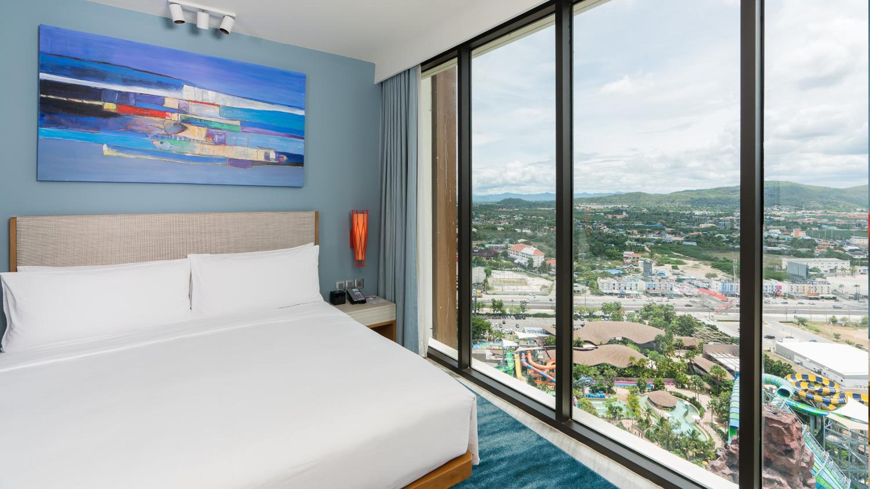 One-Bedroom Suite with Ocean View thumbnail 5