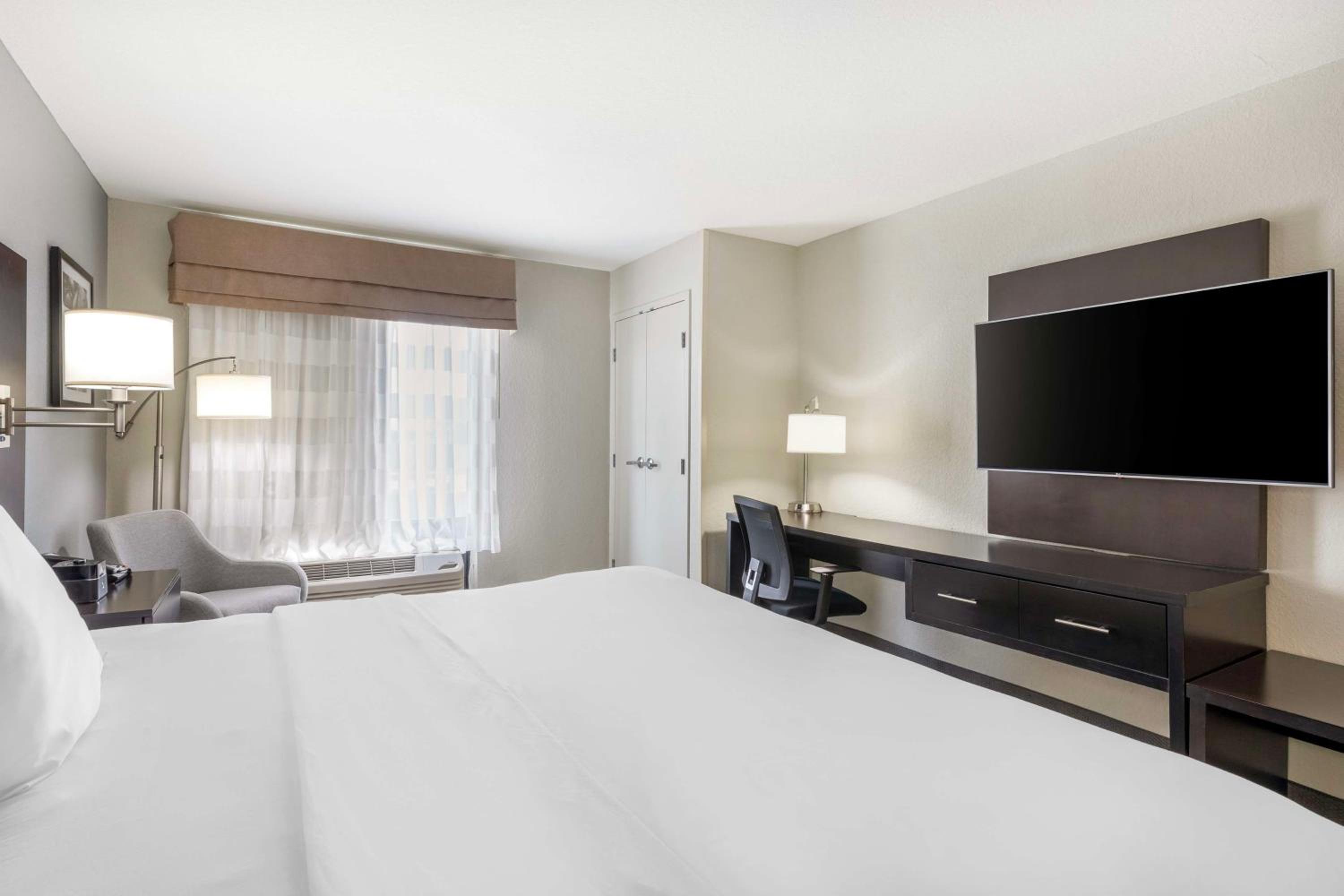 King Room with Bath Tub - Mobility Accessible/Non-Smoking - Photo 1
