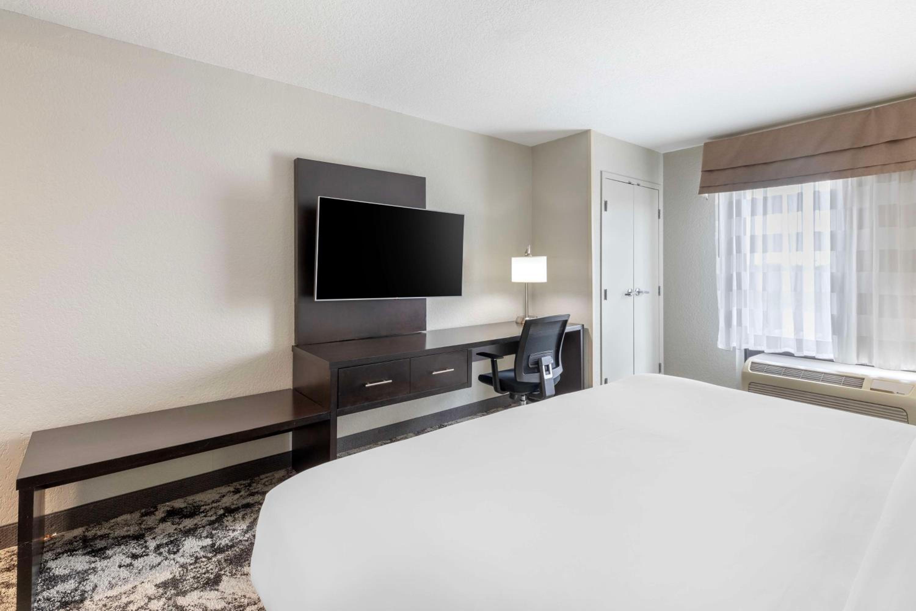 King Room with Bath Tub - Mobility Accessible/Non-Smoking - Photo 6