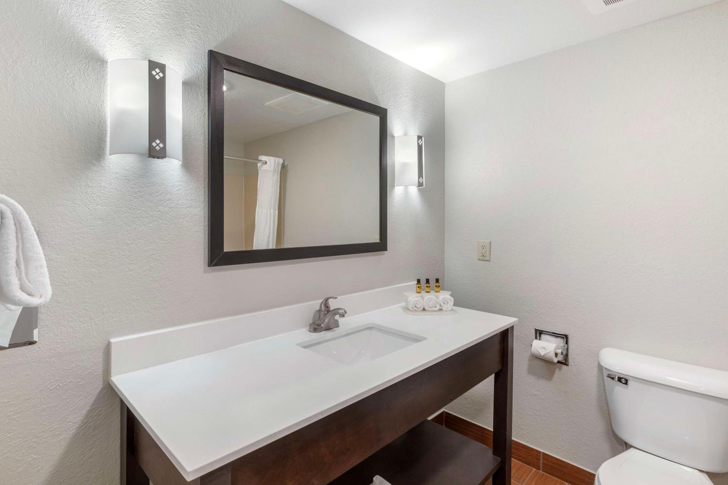 Queen Room - Non-Smoking - Photo 2
