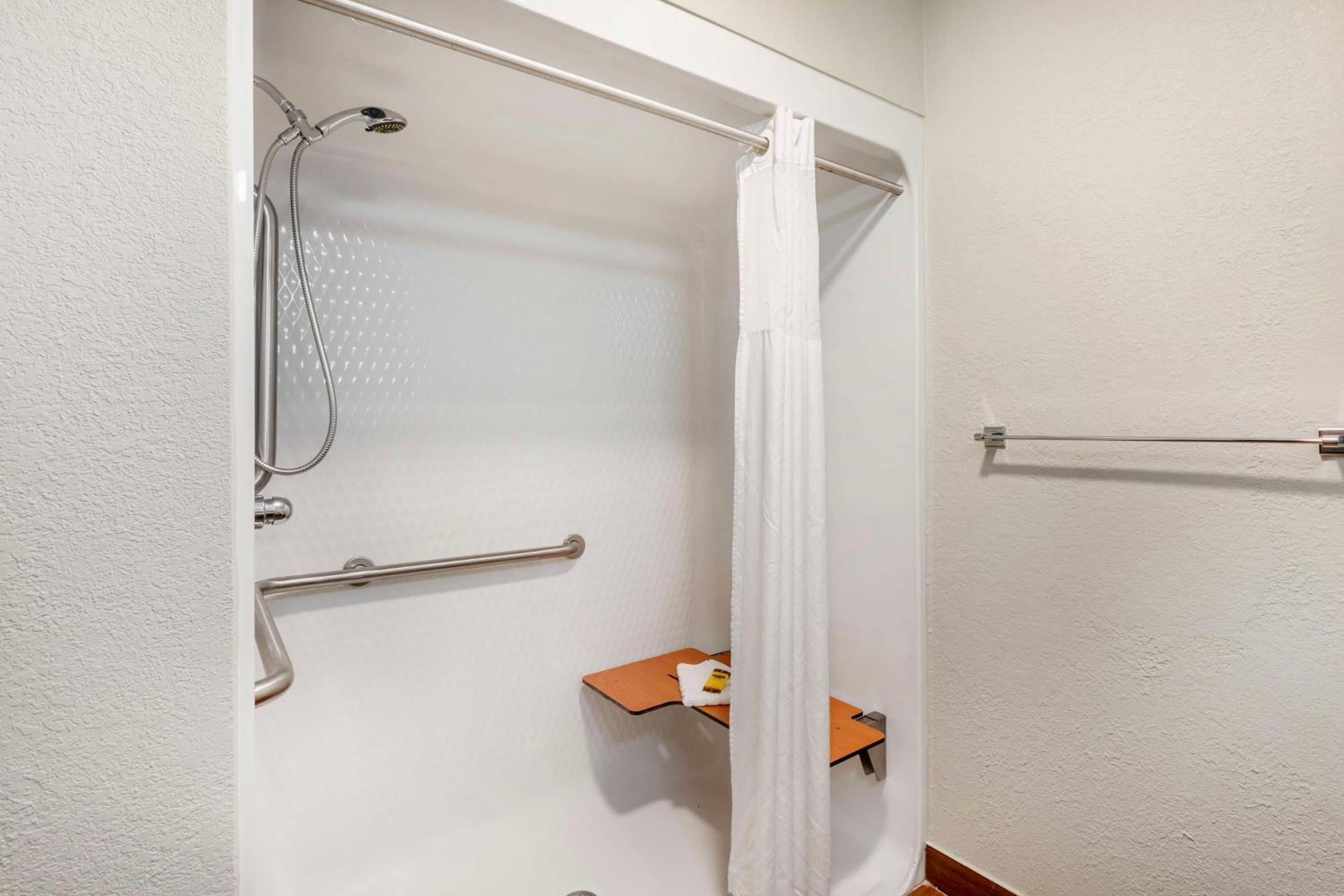 King Room - Disability Access/Roll-in Shower - Photo 5
