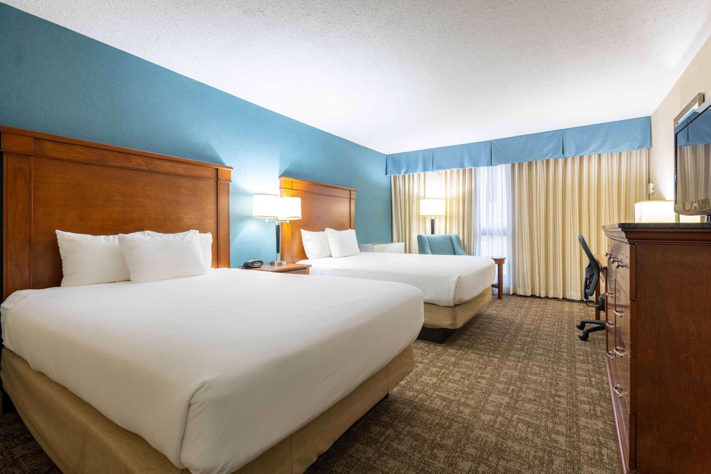 Deluxe Queen Room with Two Queen Beds - Non-Smoking photo 2