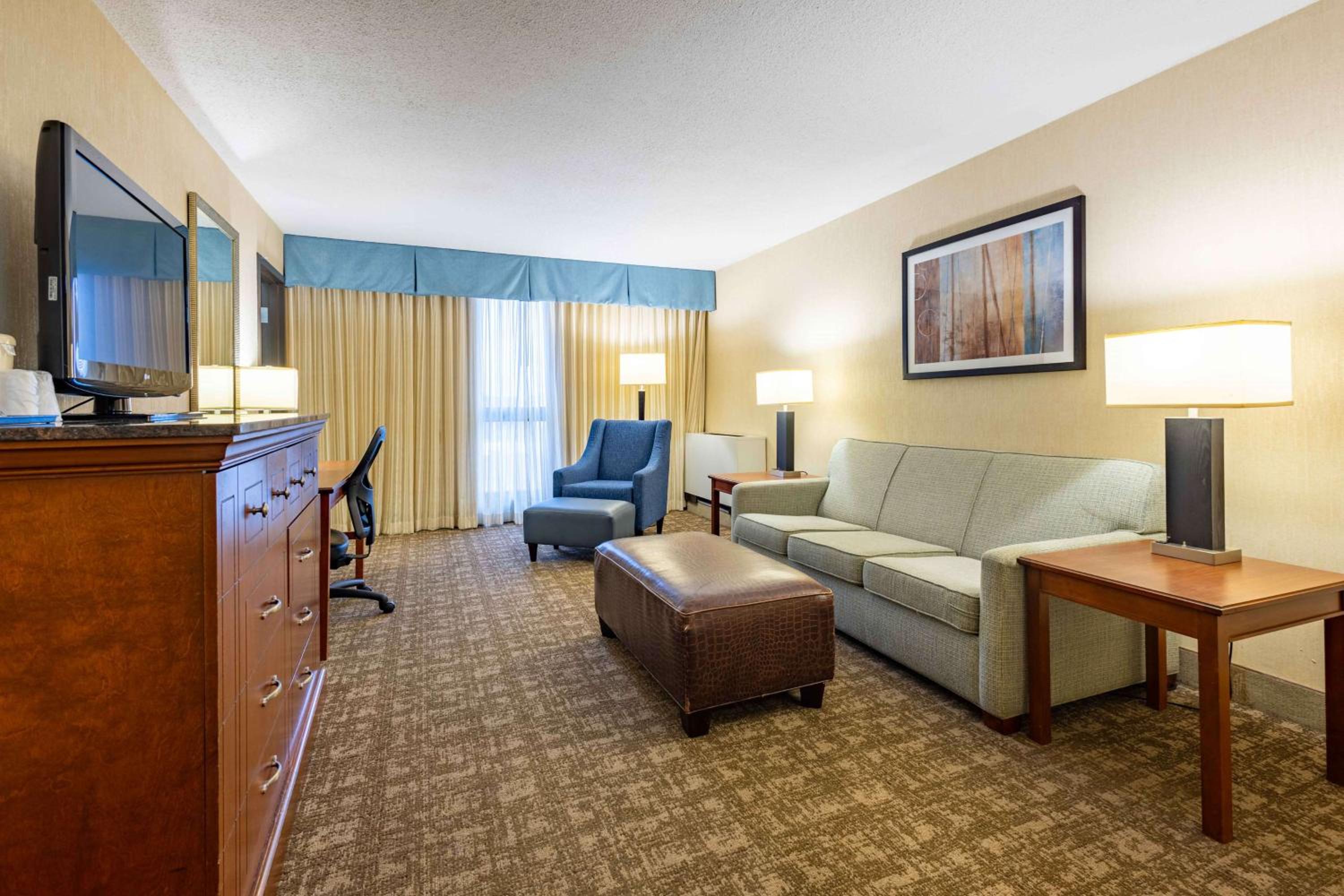 Deluxe Queen Suite with Sofa Bed - Non-Smoking photo 2