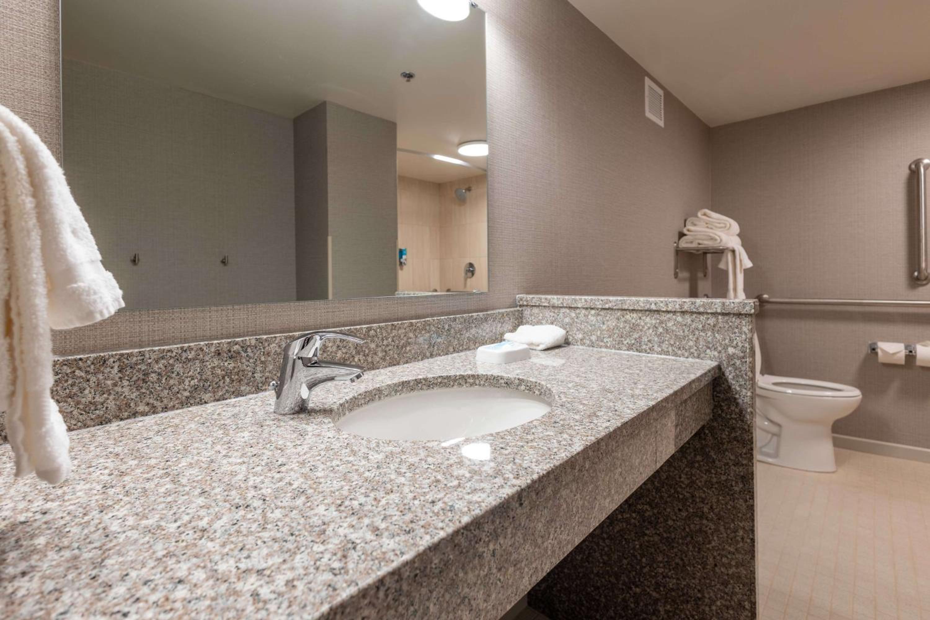 Superior King Room - Accessible, Tub photo 3