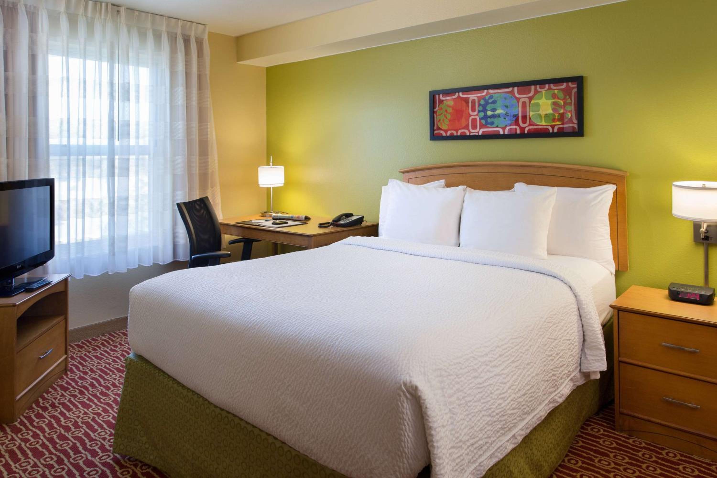 Two Bedroom Suite - Queen in Each - Photo 4